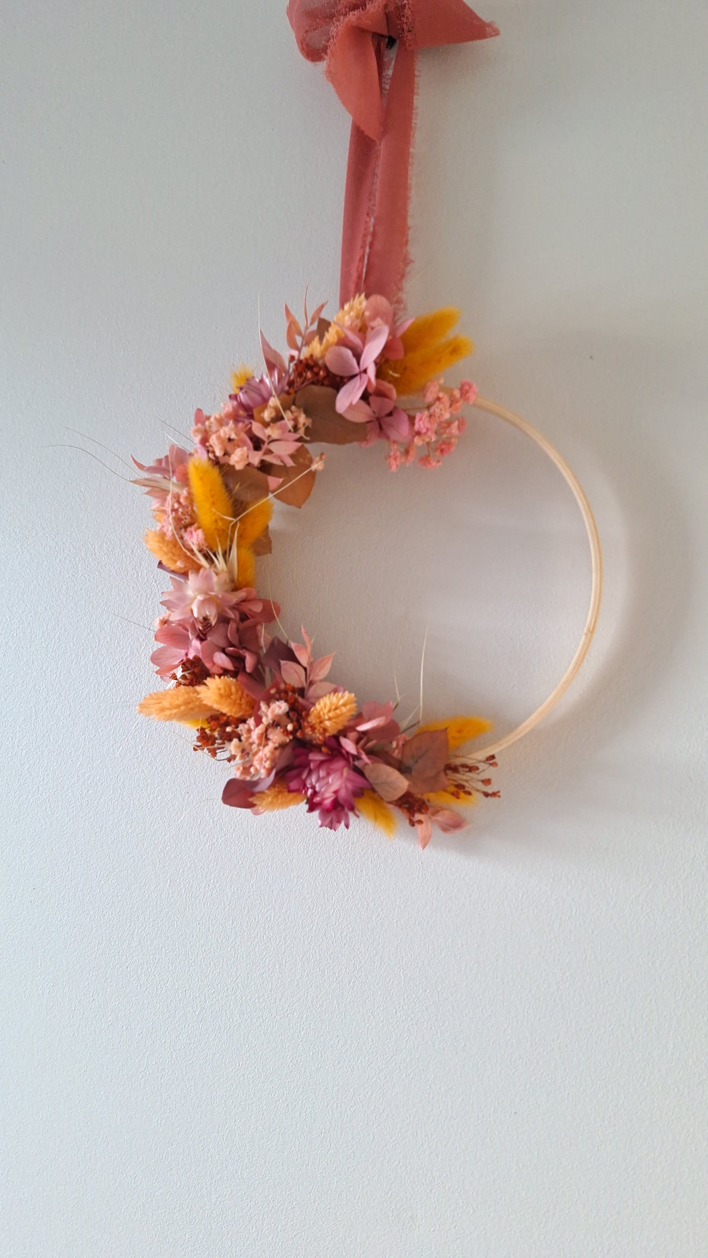 demie couronne en fleurs séchées  de rose ocre et pêche - livraison en france