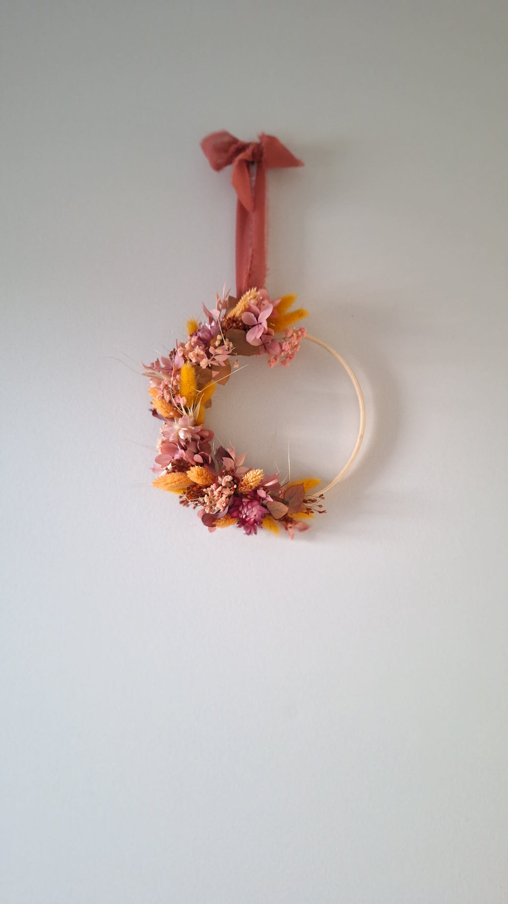 demie couronne en fleurs séchées  de rose ocre et pêche - livraison en france