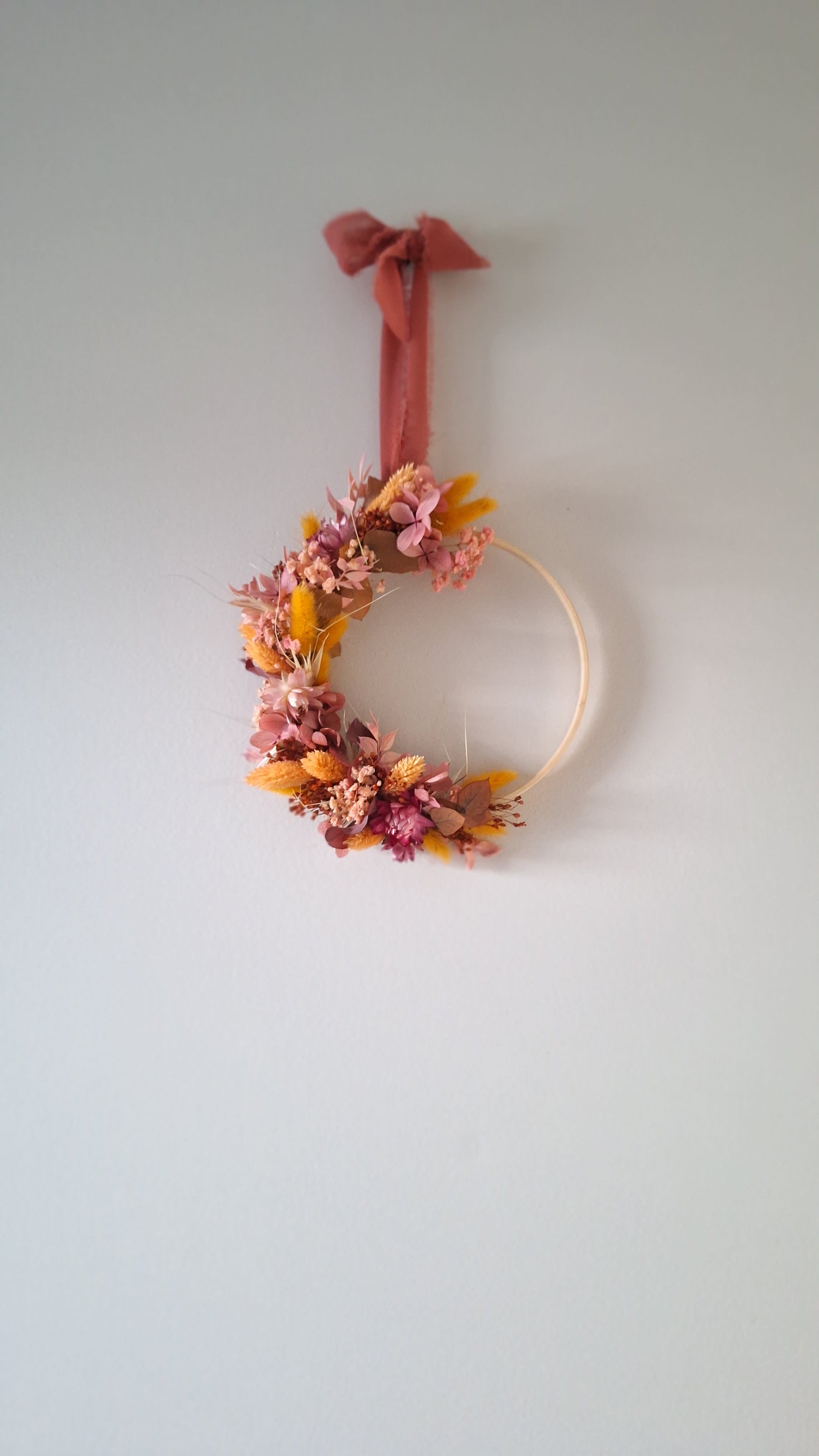 demie couronne en fleurs séchées  de rose ocre et pêche - livraison en france