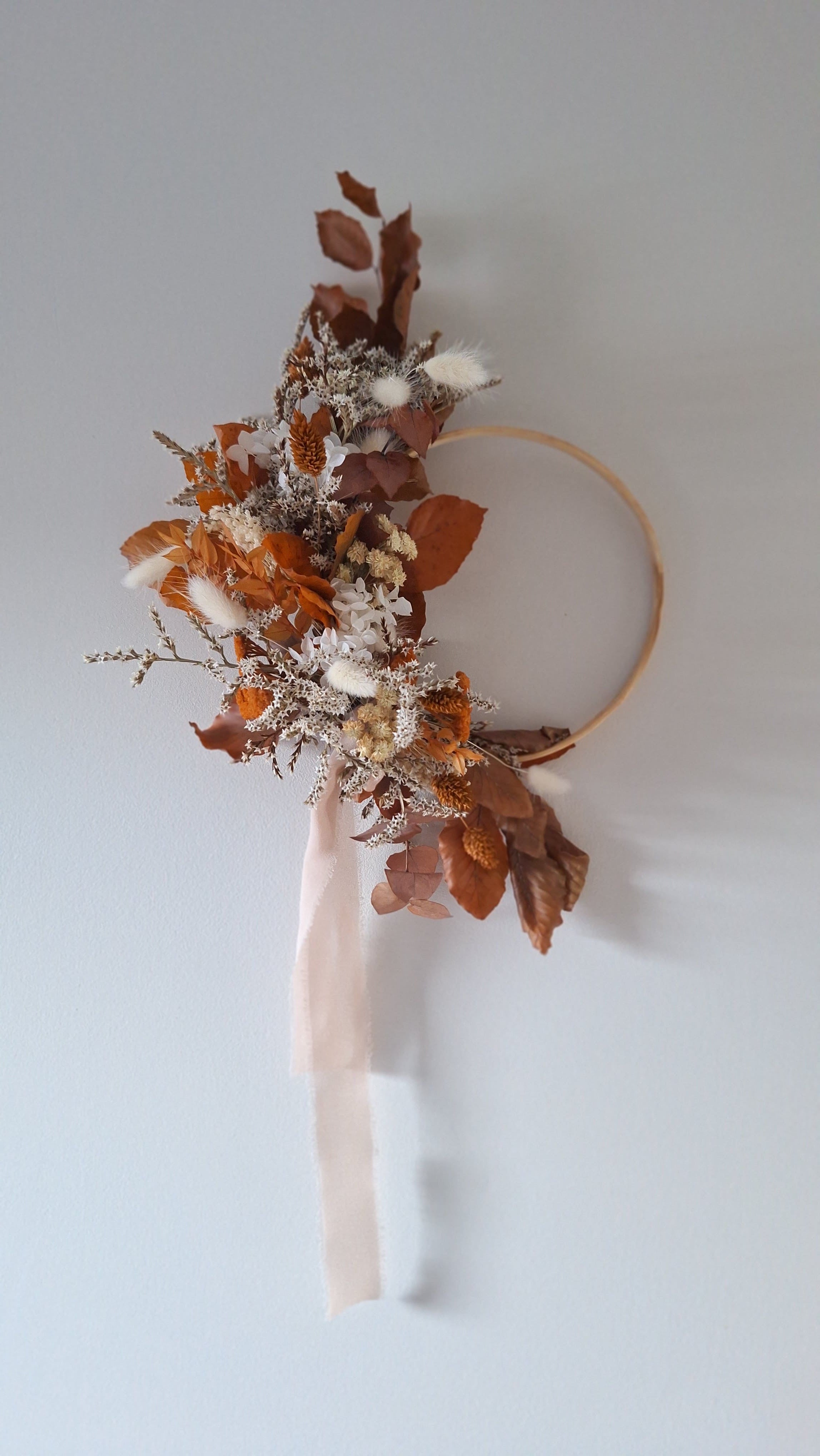 Couronne fleurs séchées sauvage terracotta blanc et beige- livraison en france fleurs séchées