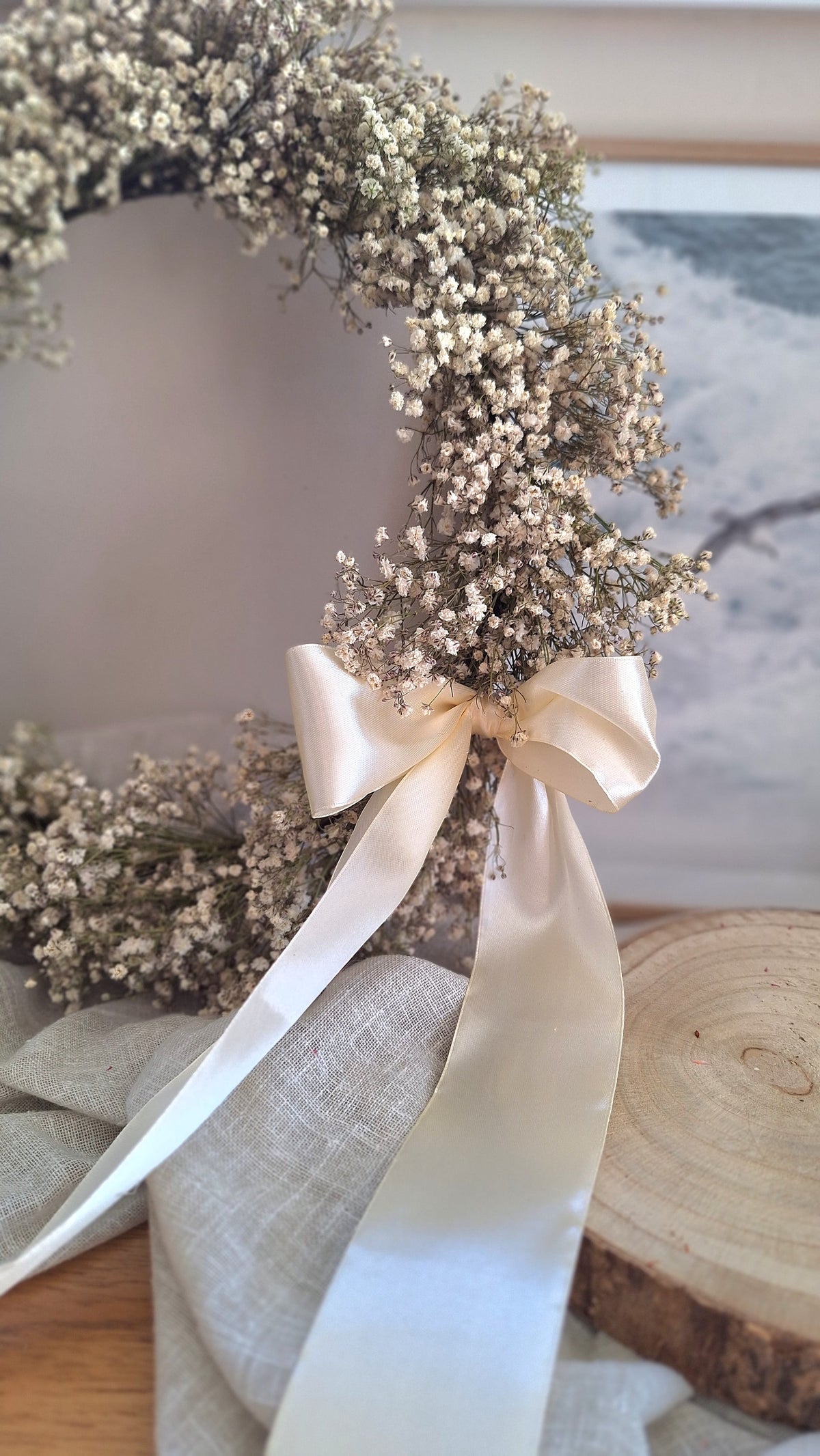 Couronne de gypsophile blanc avec noeud en ruban de satin blanc