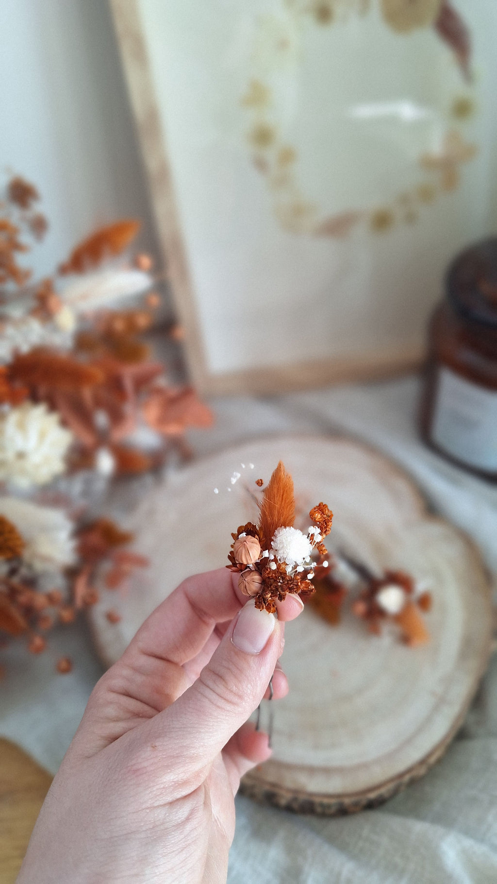 Pics à cheveux en fleurs séchées bohème terracotta- Fleuriste Eure et Loir - Fleuriste Bretoncelles - Fleuriste Le Perche - Livraison France