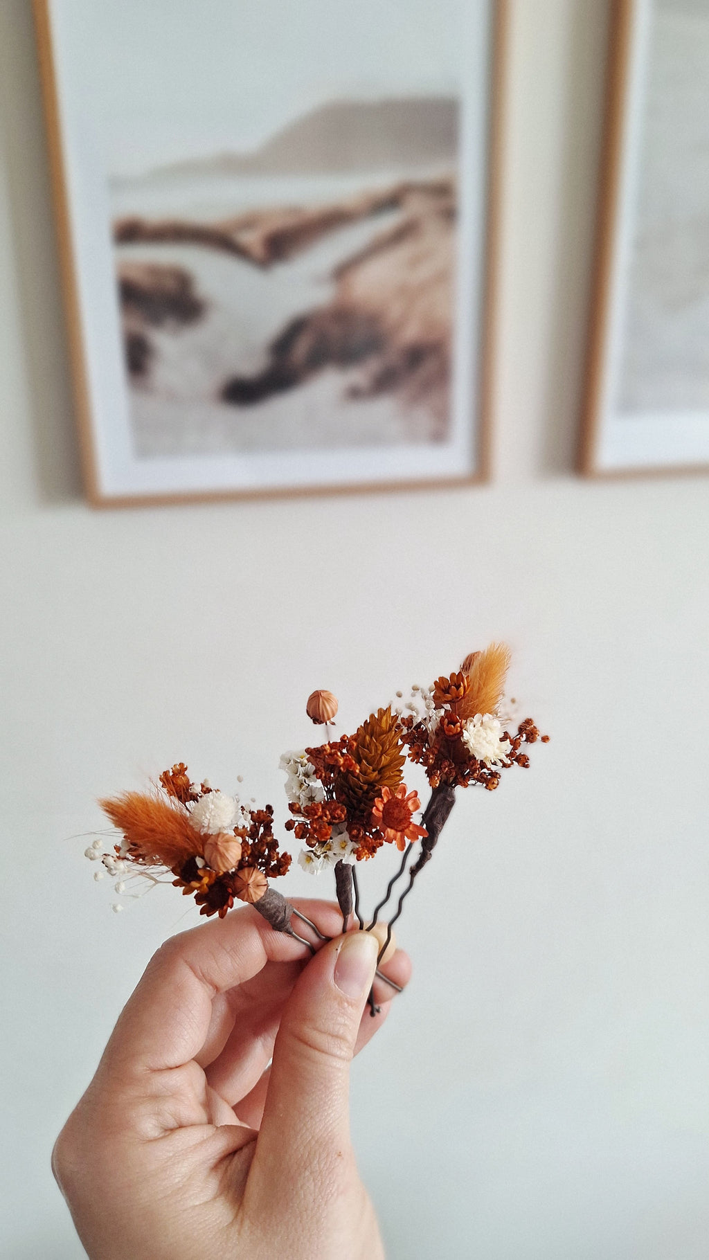 Pics à cheveux en fleurs séchées bohème terracotta- Fleuriste Eure et Loir - Fleuriste Bretoncelles - Fleuriste Le Perche - Livraison France