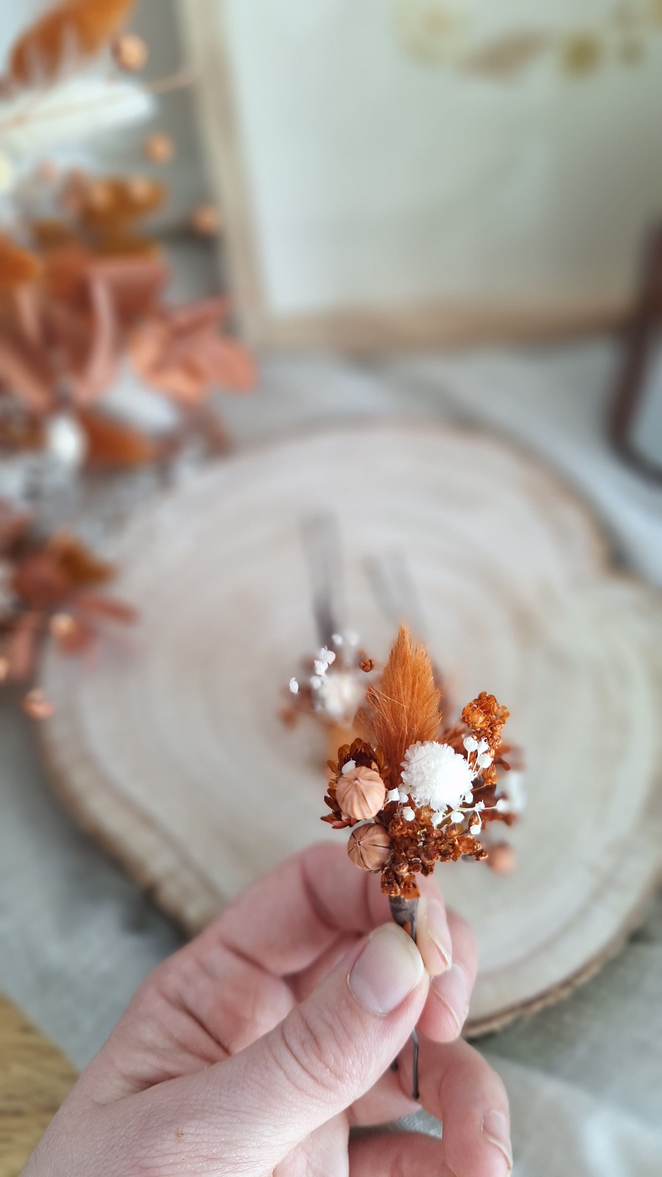 Pics à cheveux en fleurs séchées bohème terracotta- Fleuriste Eure et Loir - Fleuriste Bretoncelles - Fleuriste Le Perche - Livraison France