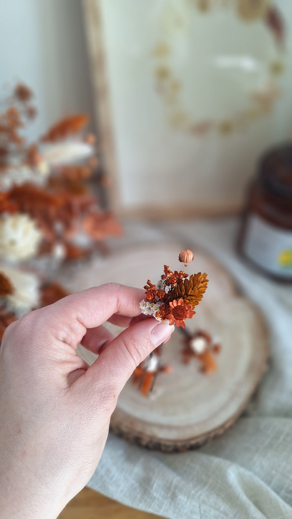 Pics à cheveux en fleurs séchées bohème terracotta- Fleuriste Eure et Loir - Fleuriste Bretoncelles - Fleuriste Le Perche - Livraison France