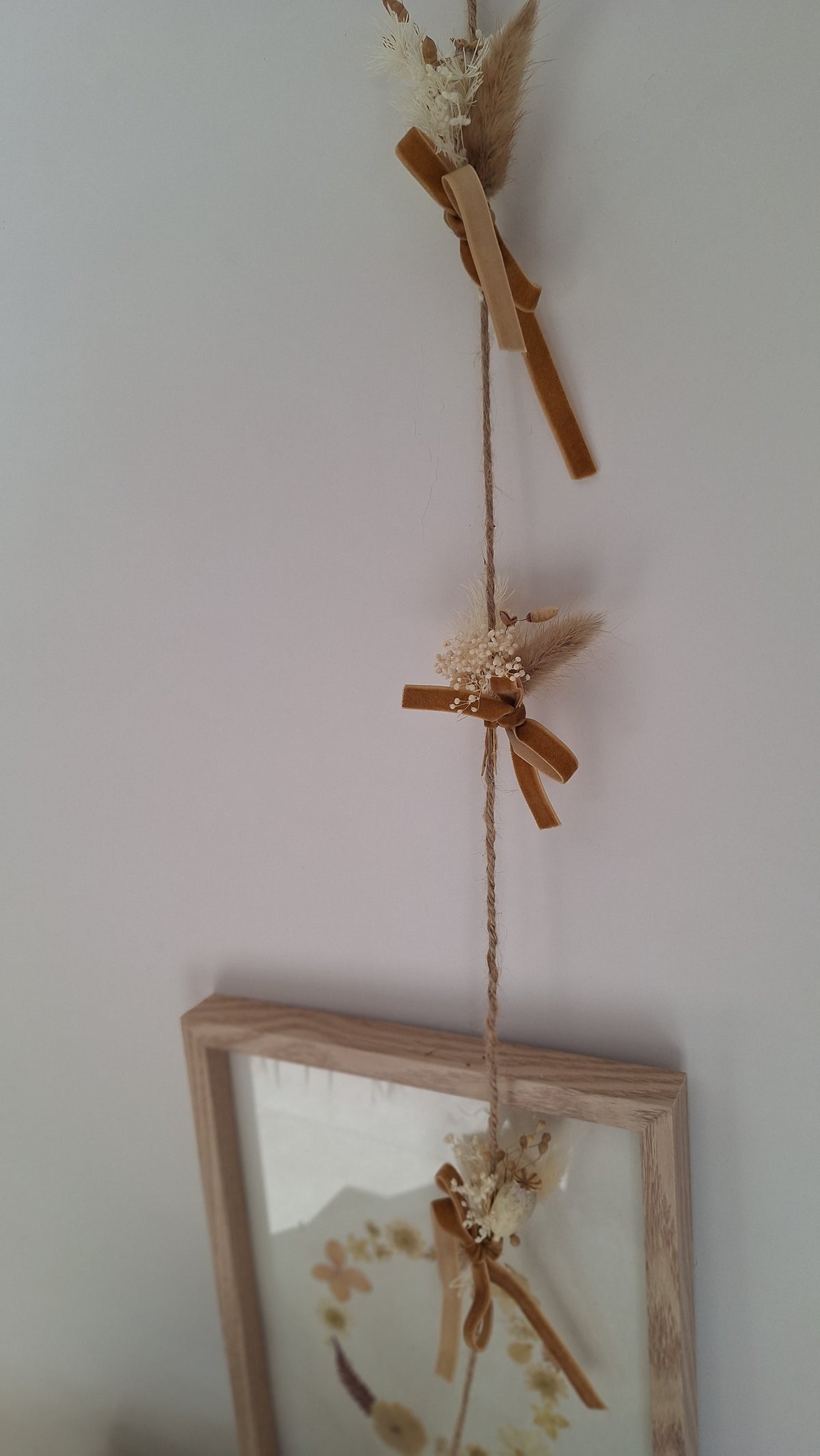 Guirlande en fleurs séchées beige et blanc - boho- Maison Marceline fleuriste idée cadeau fête de Noël - livraison france