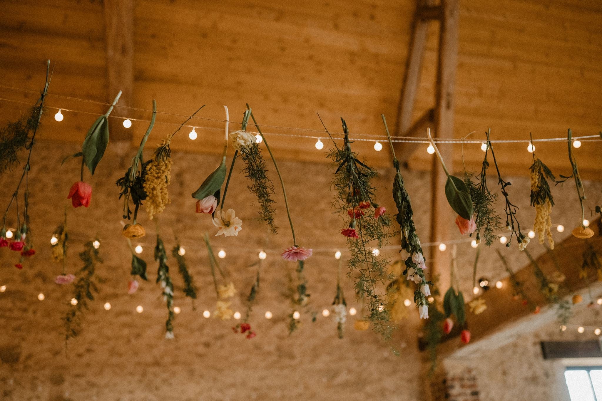 Guirlande de fleurs suspendues Mariage Printanier - fleurs francaises - Maison Marceline fleuriste bellême - nogent le rotrou - la loupe - la croix du perche - rémalard- Mortagne au perche - Domaine de Ronsard