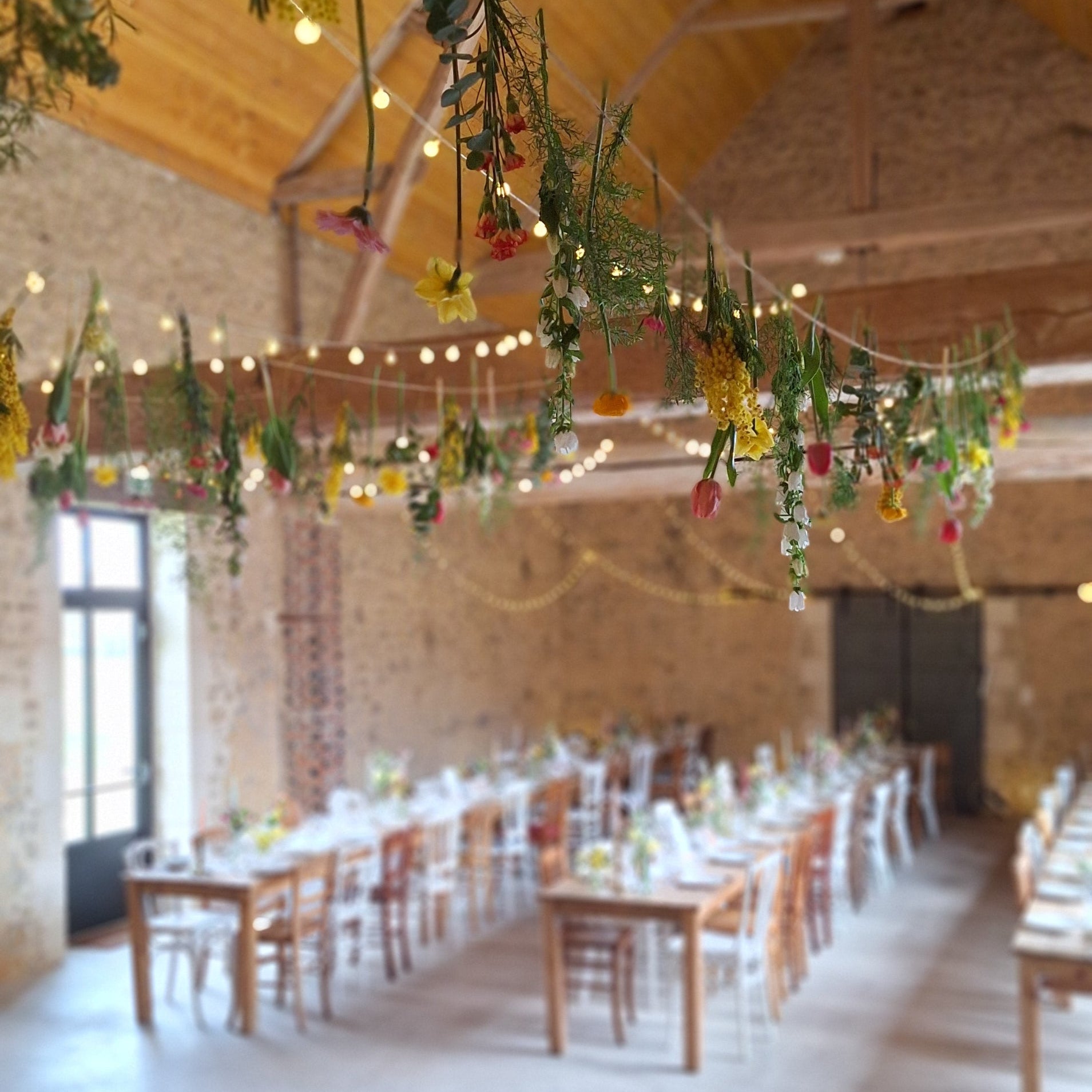 Guirlande florale suspendue - Domaine de Ronsard- Maison Marceline fleuriste mariage - Belleme le Perche