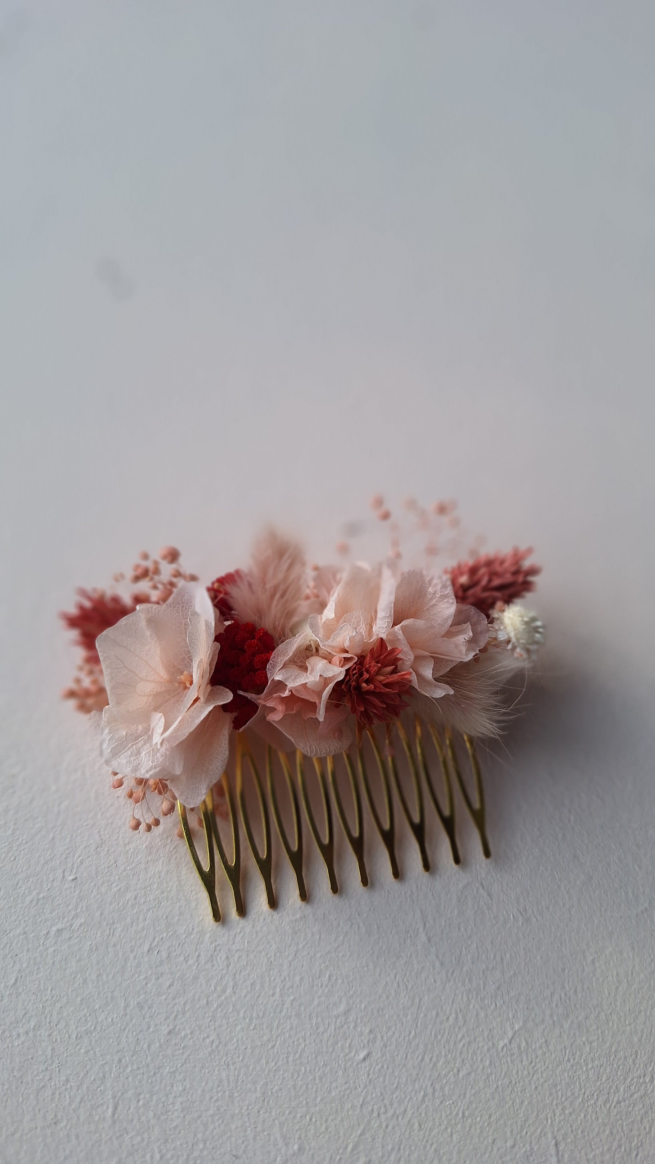 Peigne en fleurs séchées rose et rouge bordeaux - Mariage 