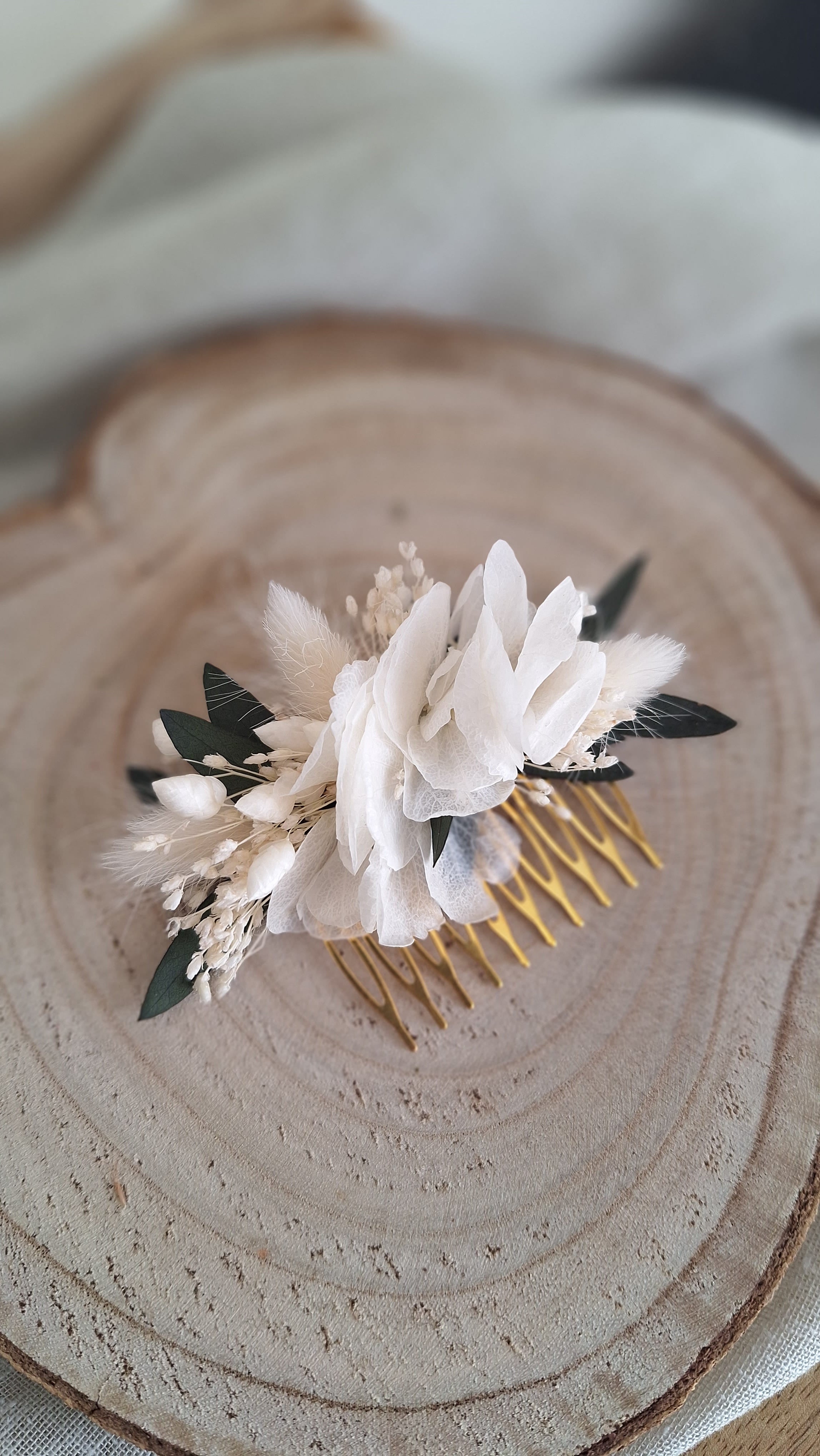 Peigne fleuri vert et blanc en fleurs séchées durable - Fleuriste Eure et Loir, fleuriste orne, Fleuriste le perche, Fleuriste Bretoncelles