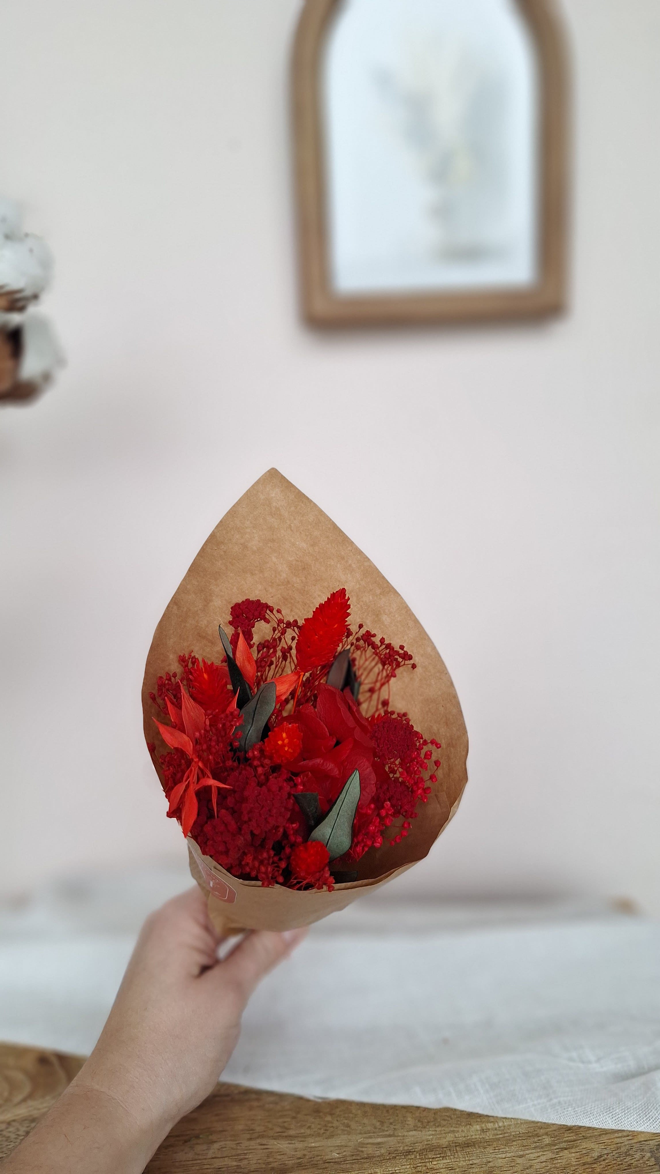 Petit bouquet fleurs séchées  champêtre tout rouge avec une touche d'olivier- adapté à un soliflore - livraison France - Maison Marceline