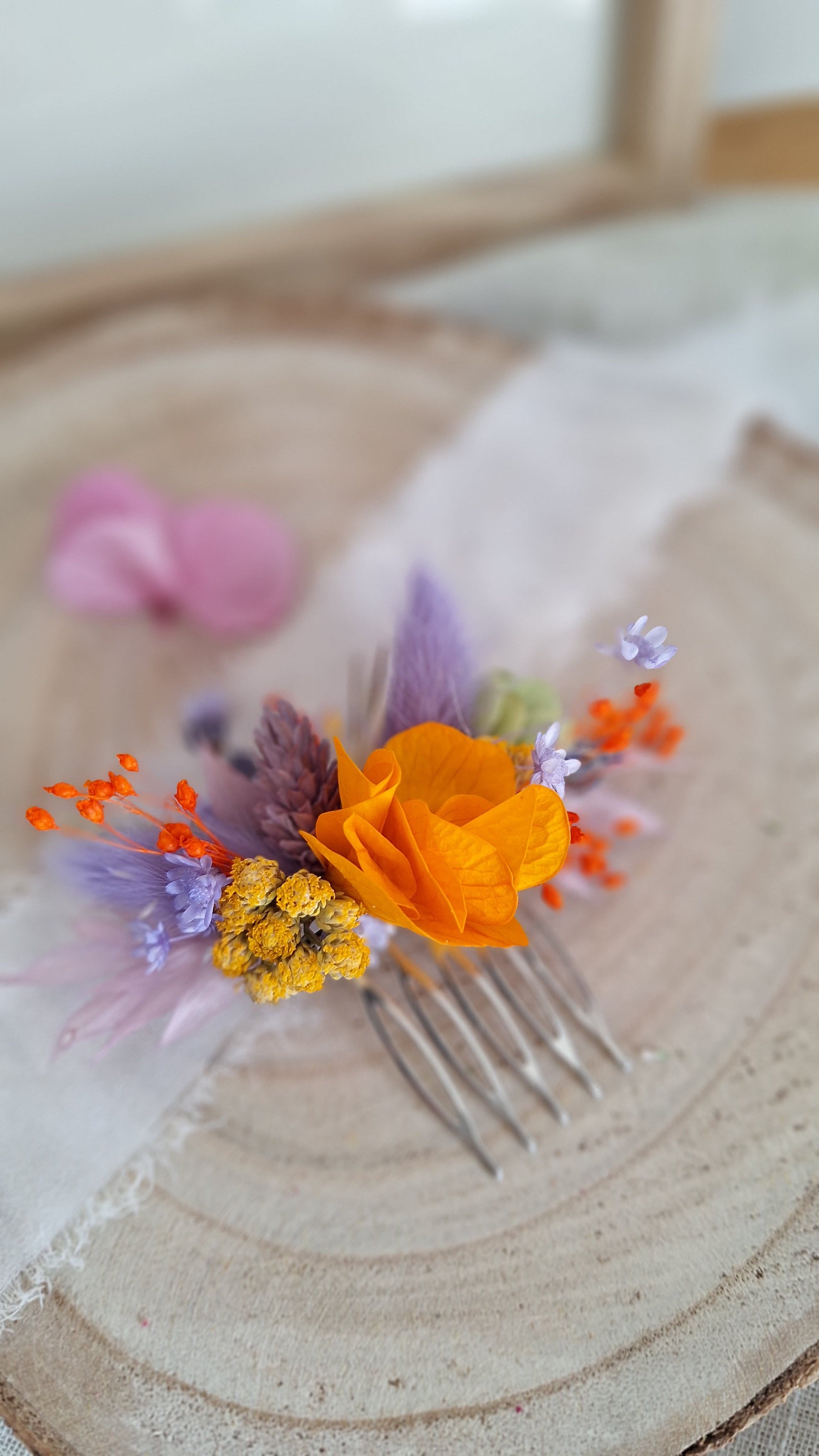 Peigne en fleurs séchées mauve orange printanier- Fleuriste Eure et Loir - Fleuriste Bretoncelles - Fleuriste Le Perche - Livraison France