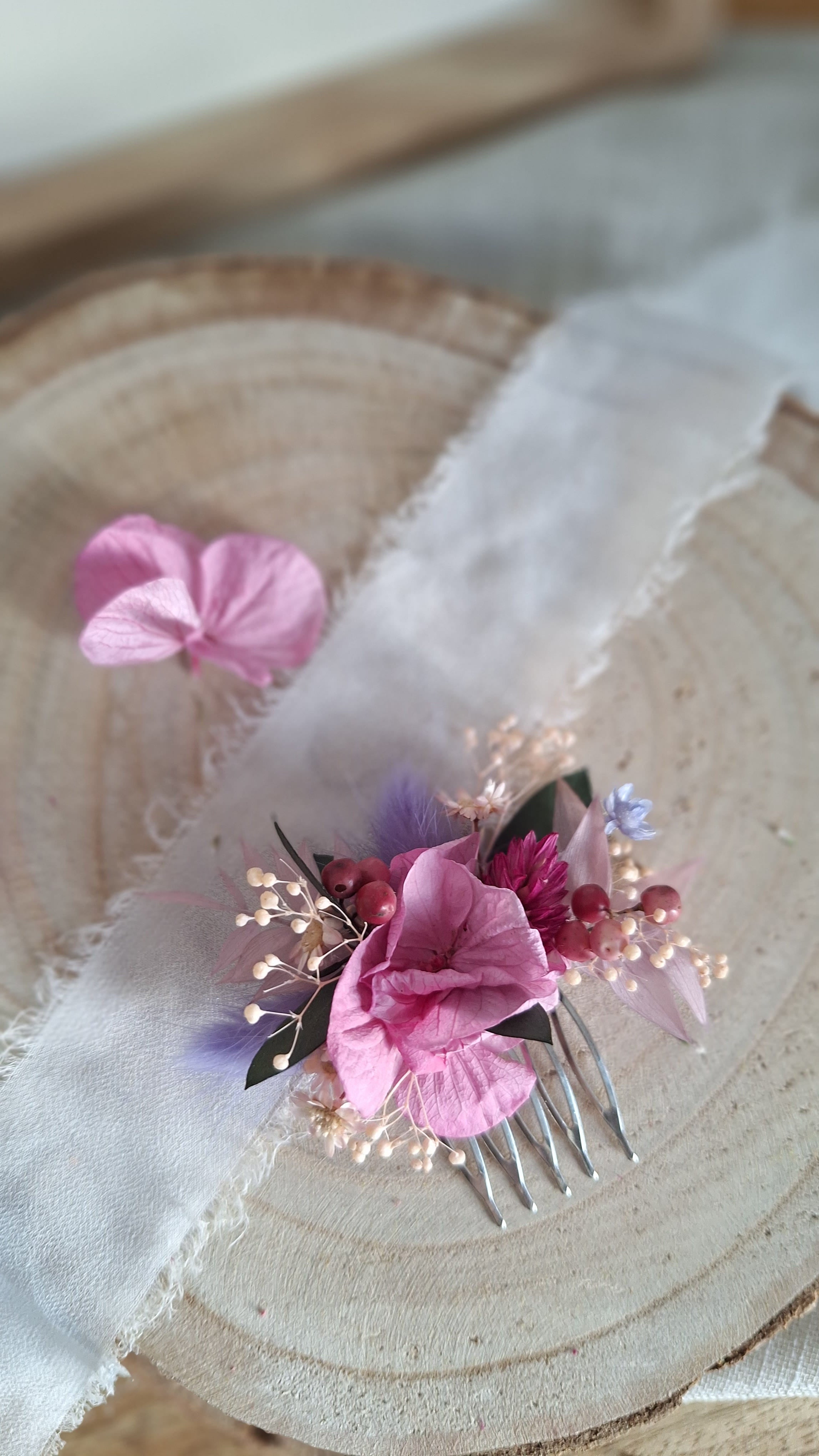 Peigne en fleurs séchées mauve blanc et bleuté printanier- Fleuriste Eure et Loir - Fleuriste Bretoncelles - Fleuriste Le Perche - Livraison France