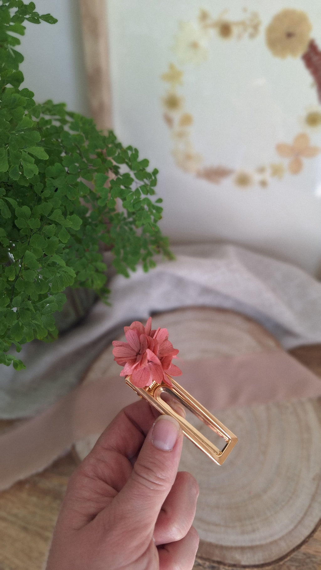 Pince doré clips avec hortensia vieux rose stabilisé - Livraison fleurs france - accessoires mariage 