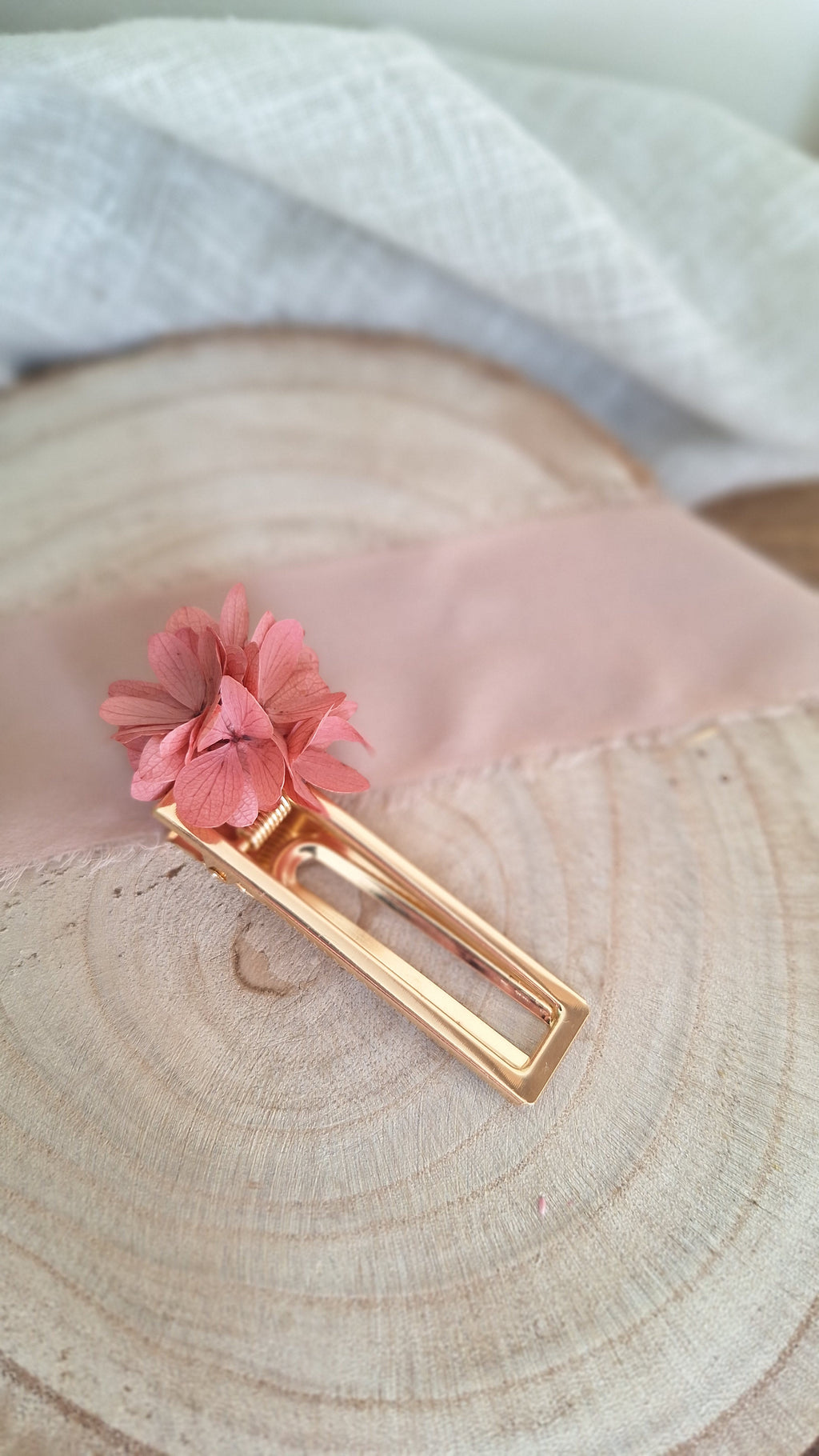 Pince doré clips avec hortensia vieux rose stabilisé - Livraison fleurs france - accessoires mariage 