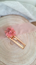 Pince doré clips avec hortensia vieux rose stabilisé - Livraison fleurs france - accessoires mariage 