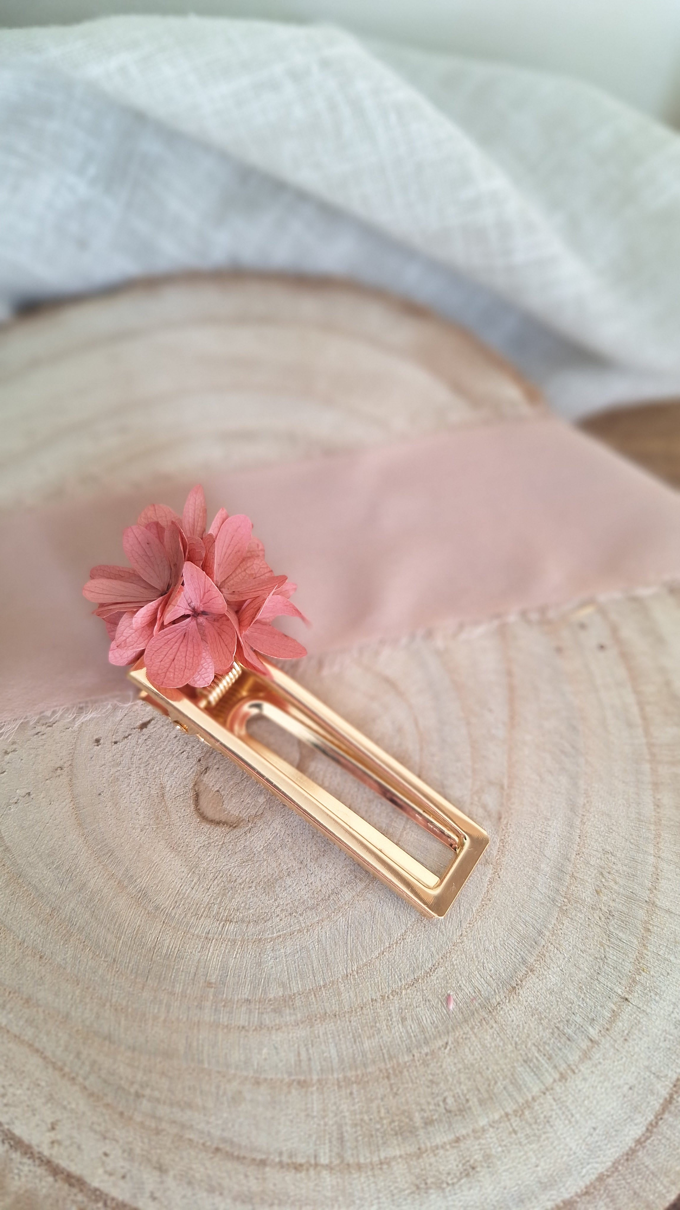 Pince doré clips avec hortensia vieux rose stabilisé - Livraison fleurs france - accessoires mariage 