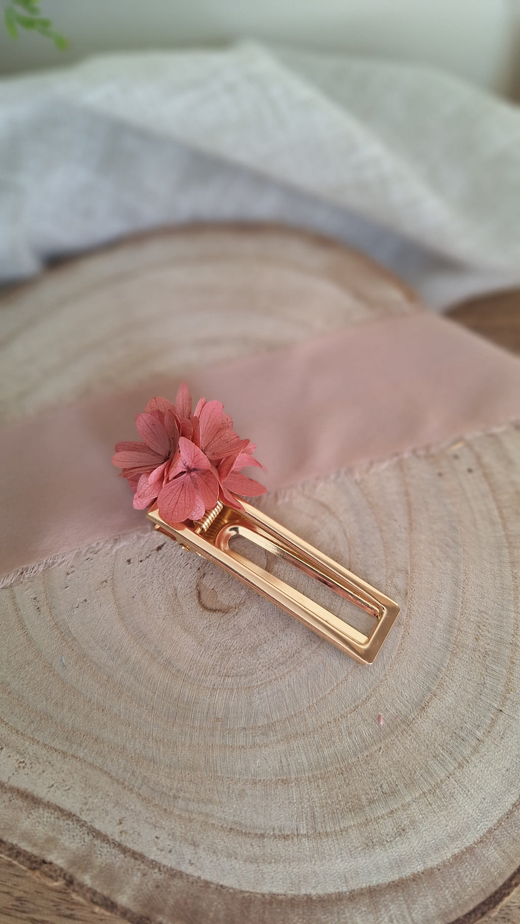 Pince doré clips avec hortensia vieux rose stabilisé - Livraison fleurs france - accessoires mariage 