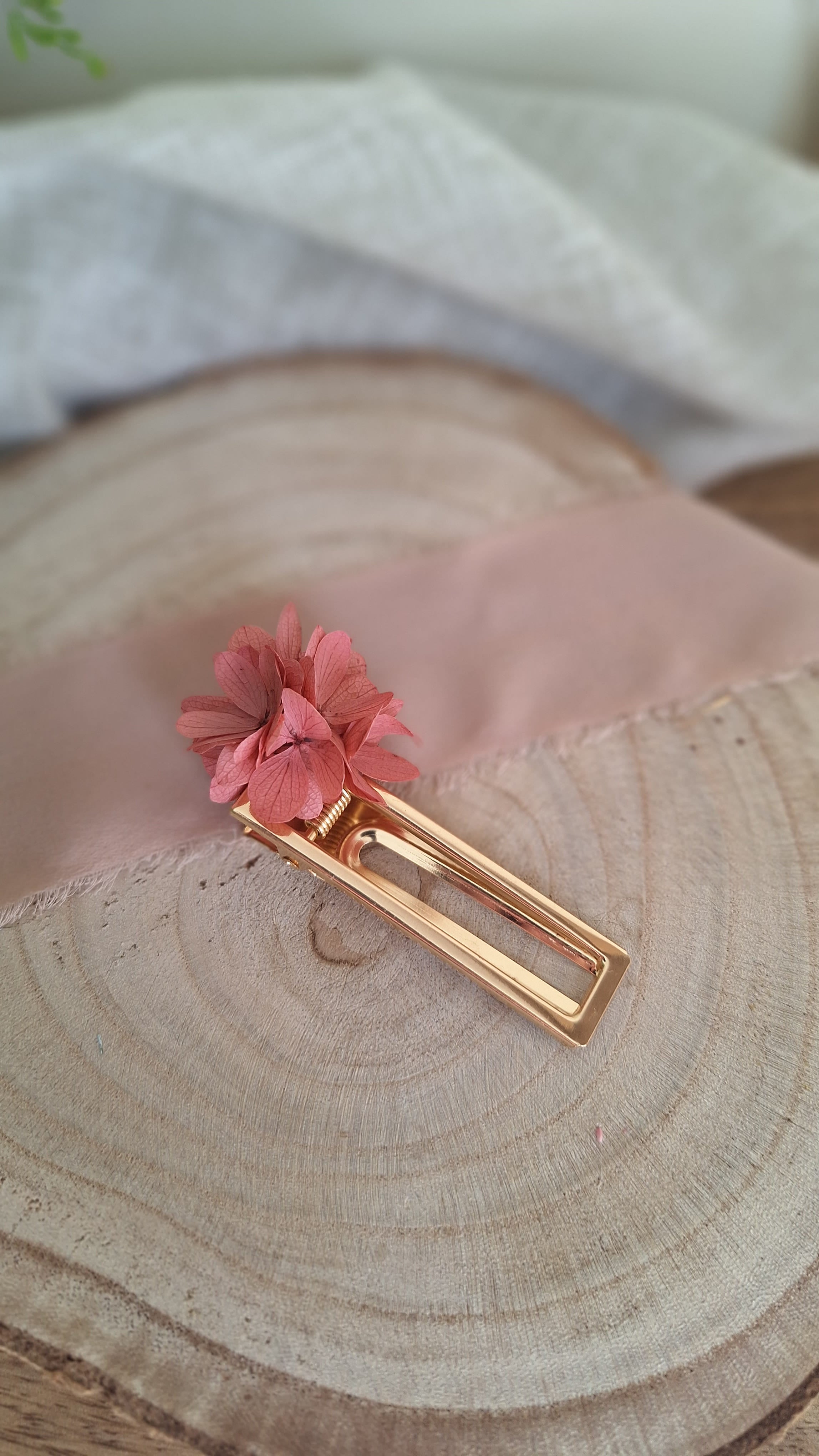 Pince doré clips avec hortensia vieux rose stabilisé - Livraison fleurs france - accessoires mariage 