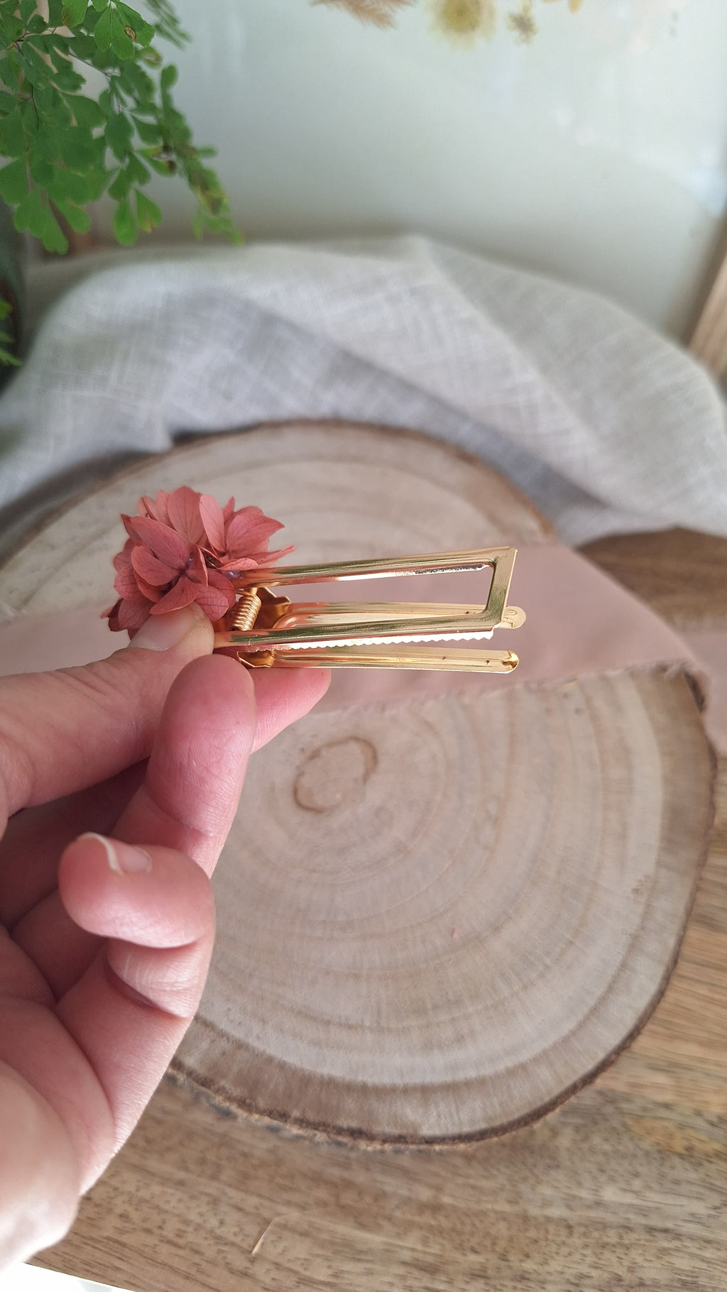 Pince doré clips avec hortensia vieux rose stabilisé - Livraison fleurs france - accessoires mariage 
