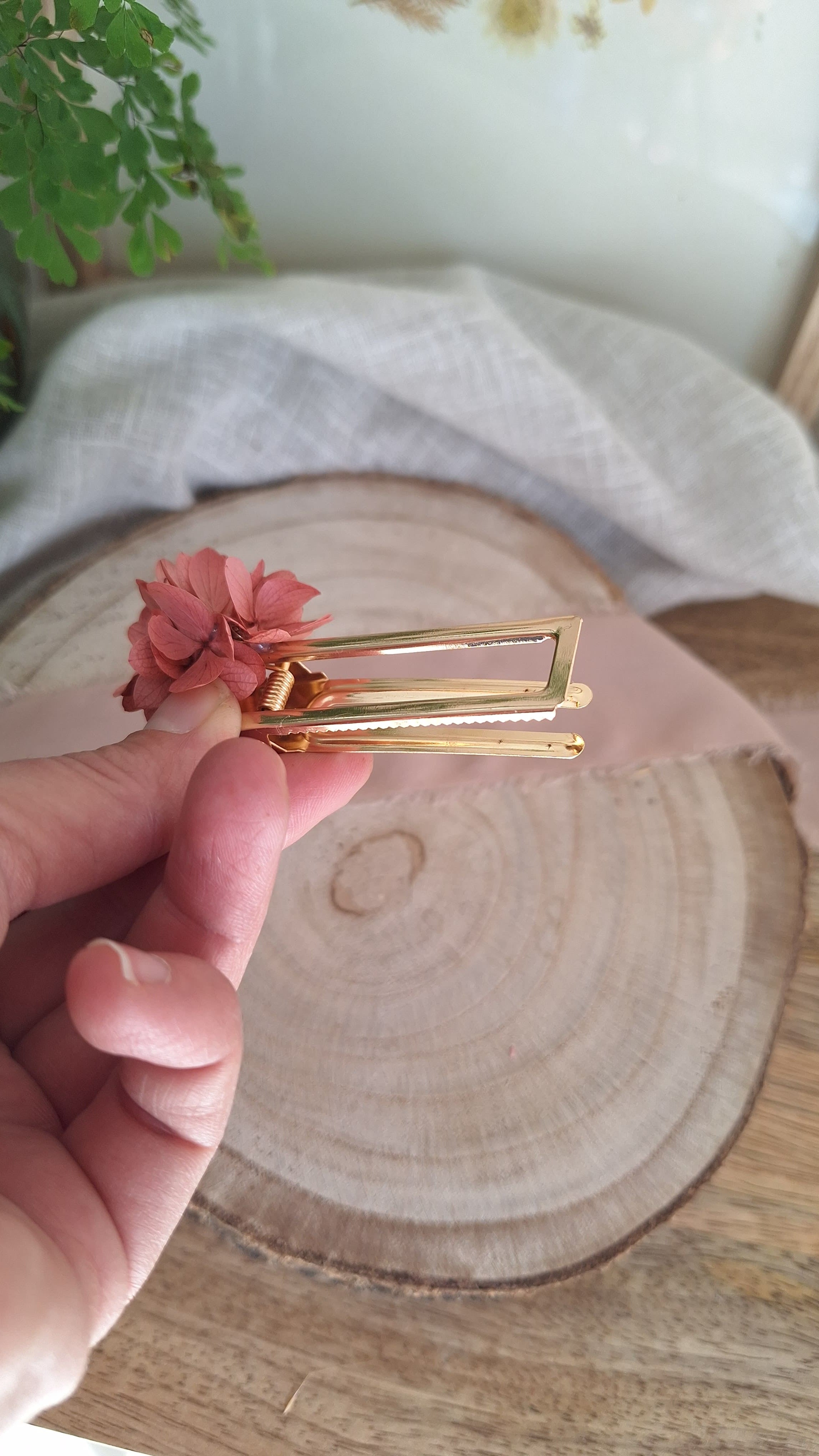 Pince doré clips avec hortensia vieux rose stabilisé - Livraison fleurs france - accessoires mariage 
