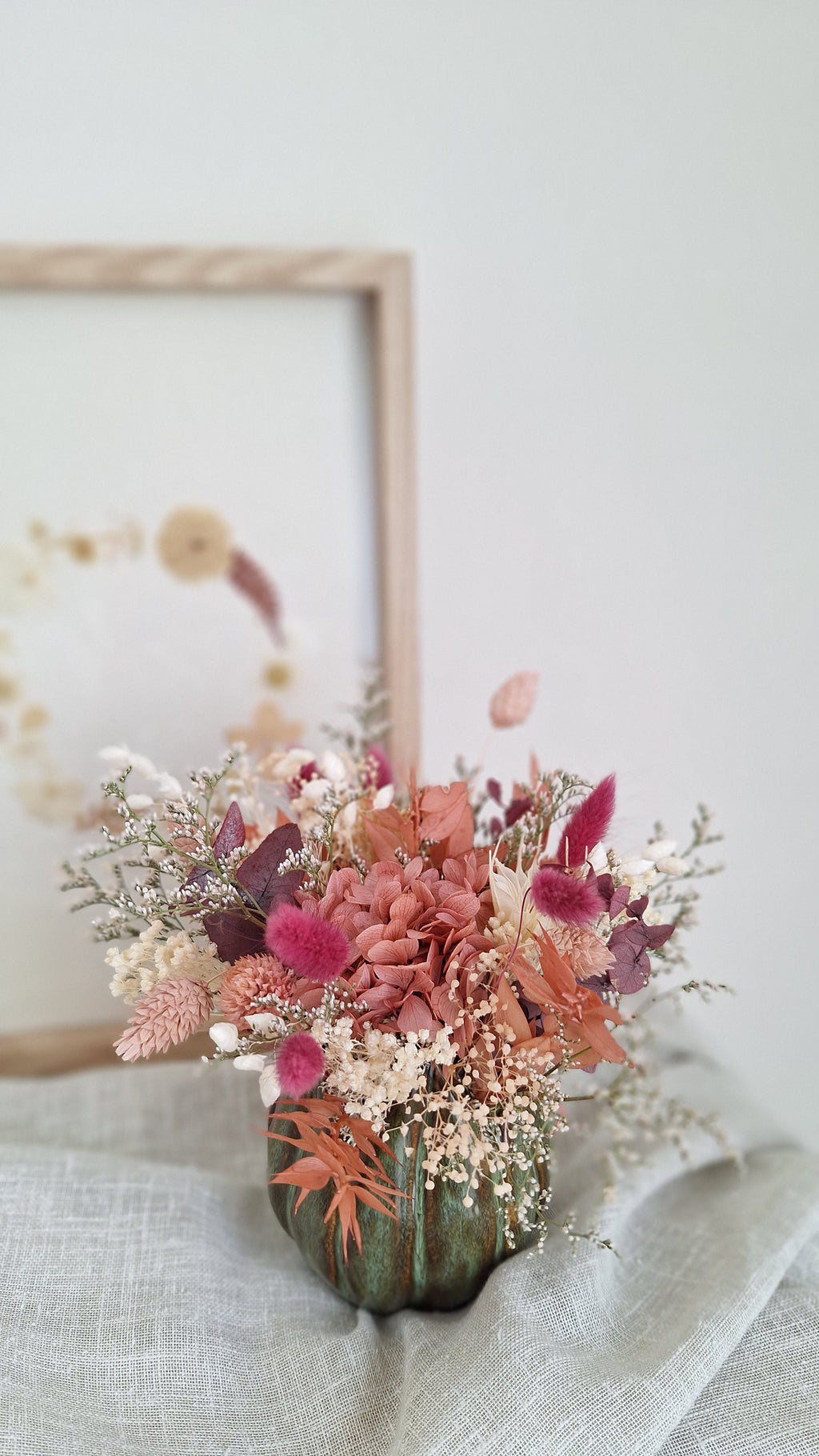 Composition en fleurs séchées et stabilisées rose et blanc dans pot céramique vert- idée cadeau fête des mères - livraison france - Le Perche