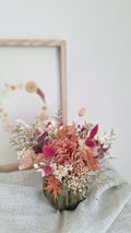 Composition en fleurs séchées et stabilisées rose et blanc dans pot céramique vert- idée cadeau fête des mères - livraison france - Le Perche