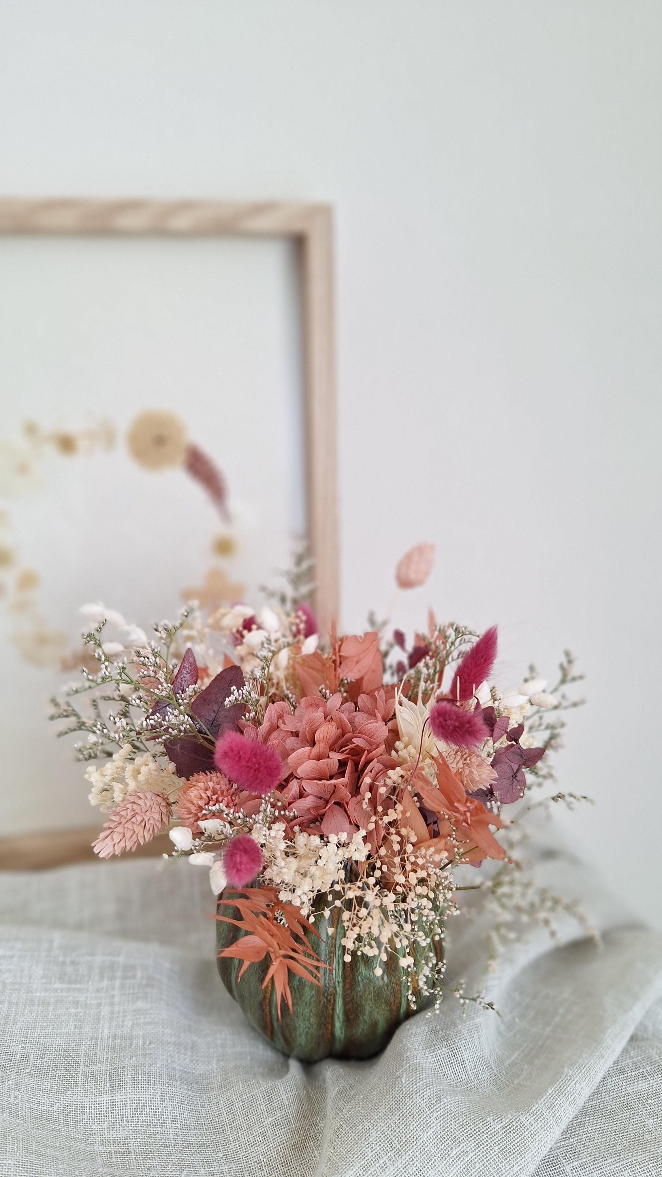 Composition en fleurs séchées et stabilisées rose et blanc dans pot céramique vert- idée cadeau fête des mères - livraison france - Le Perche