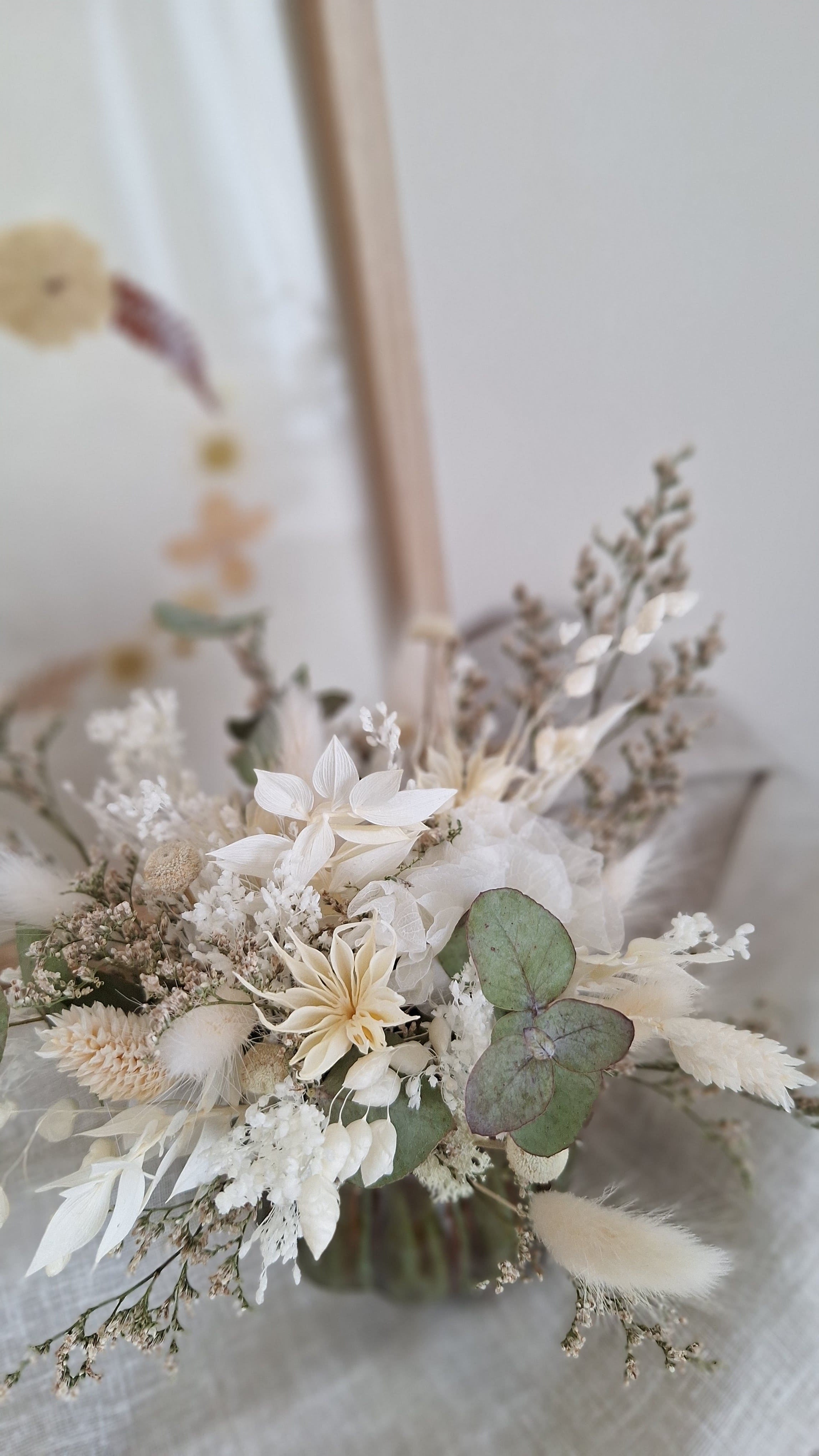 Composition en fleurs séchées et stabilisées blanc et vert olive - idée cadeau fête des mères - livraison france - Le Perche
