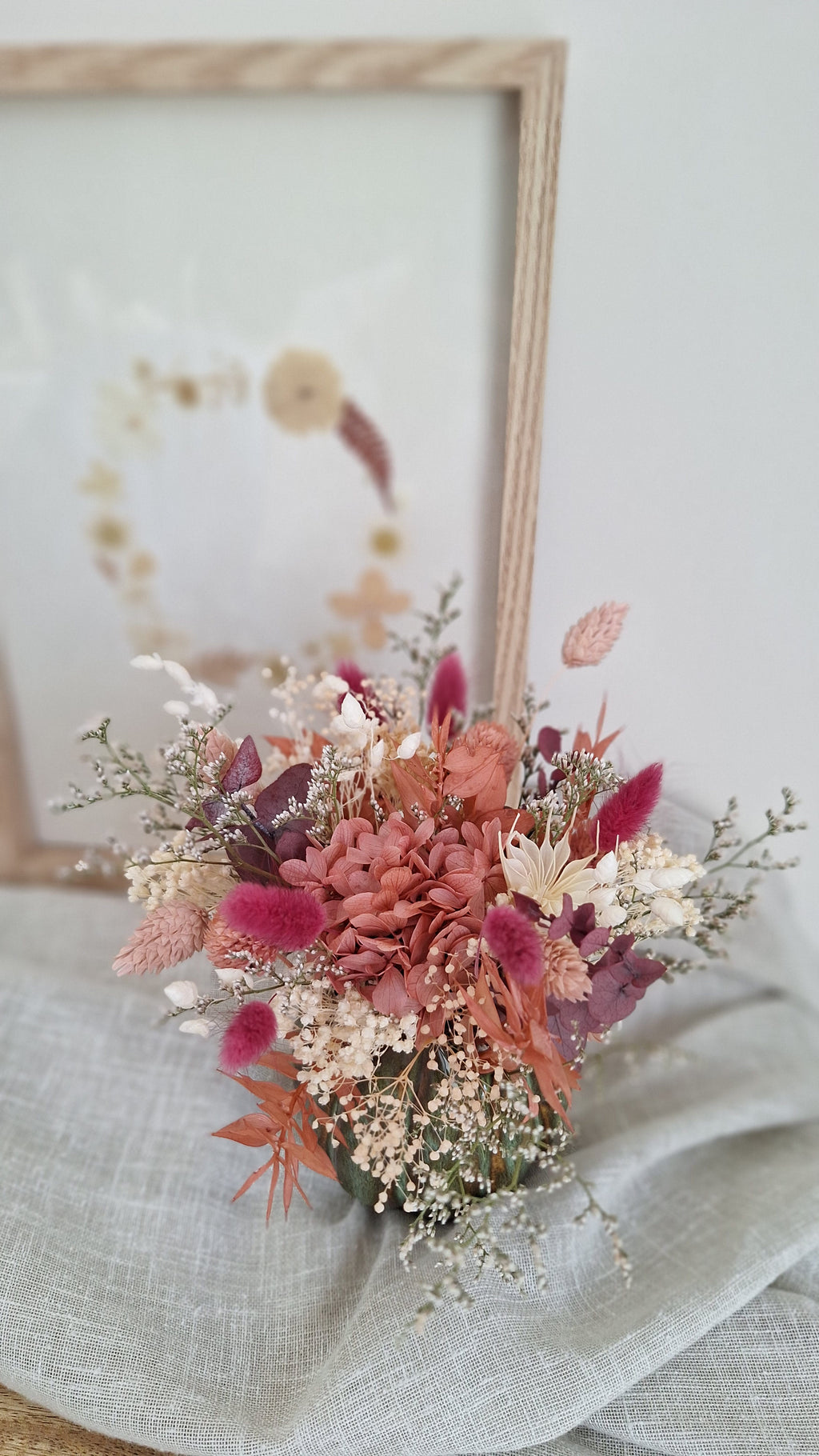 Composition en fleurs séchées et stabilisées rose et blanc dans pot céramique vert- idée cadeau fête des mères - livraison france - Le Perche