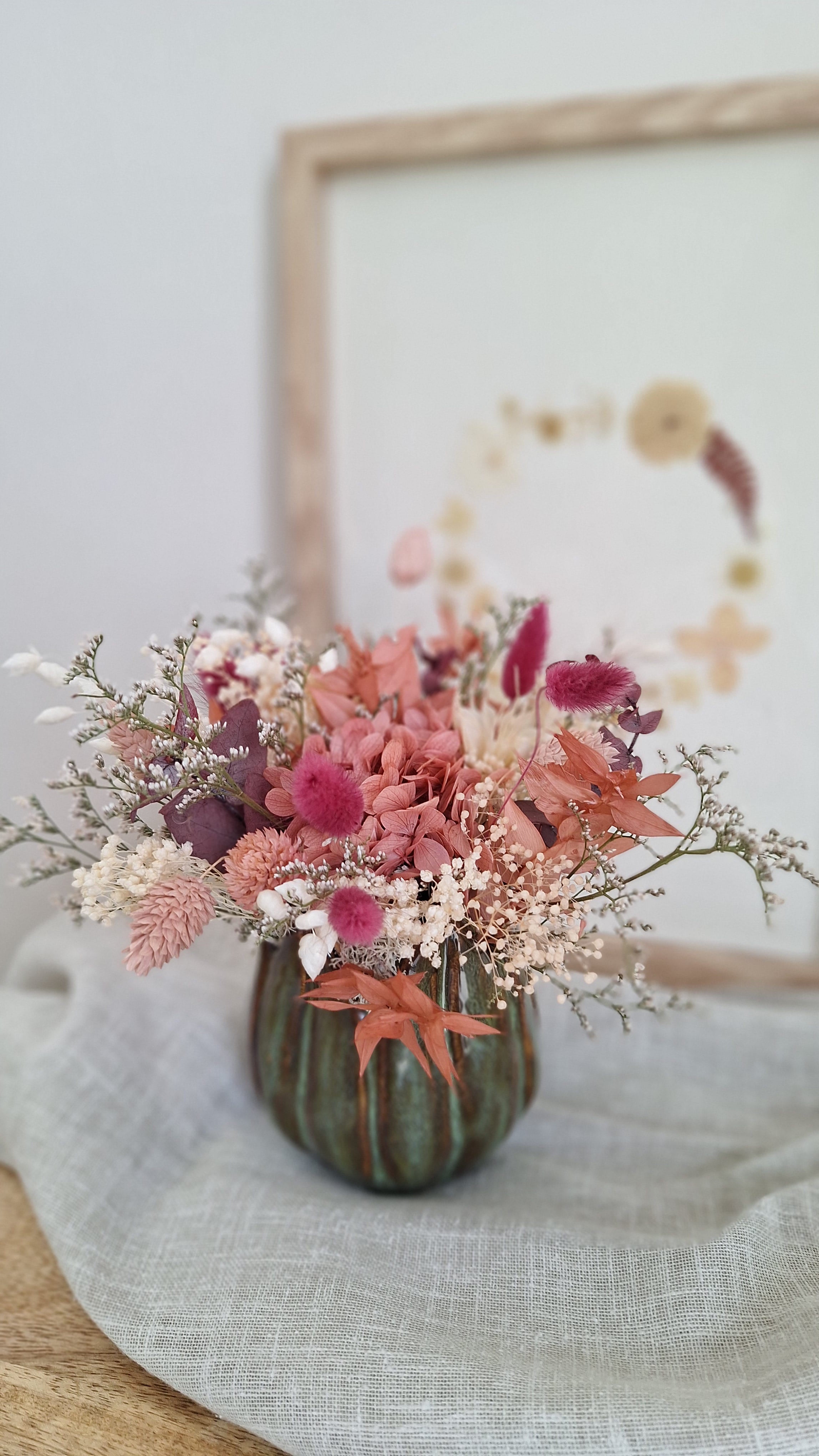 Composition en fleurs séchées et stabilisées rose et blanc dans pot céramique vert- idée cadeau fête des mères - livraison france - Le Perche