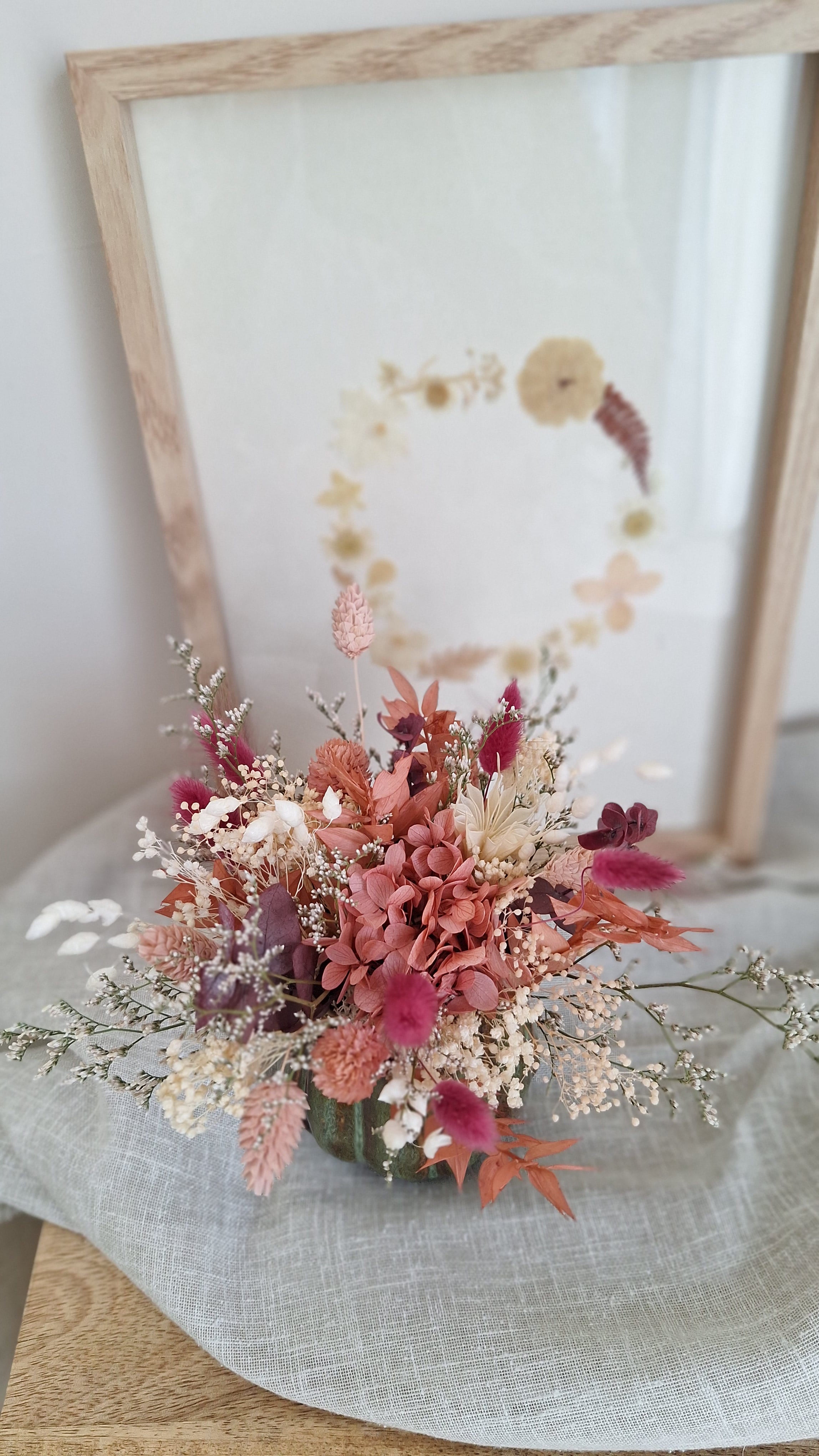 Composition en fleurs séchées et stabilisées rose et blanc dans pot céramique vert- idée cadeau fête des mères - livraison france - Le Perche