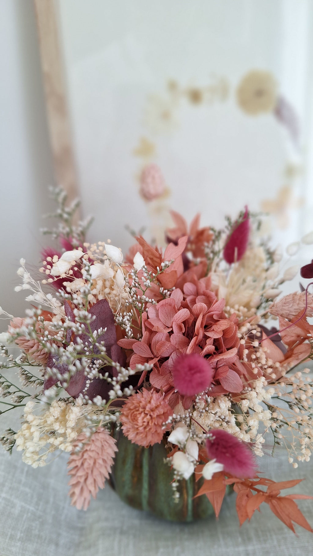 Composition en fleurs séchées et stabilisées rose et blanc dans pot céramique vert- idée cadeau fête des mères - livraison france - Le Perche