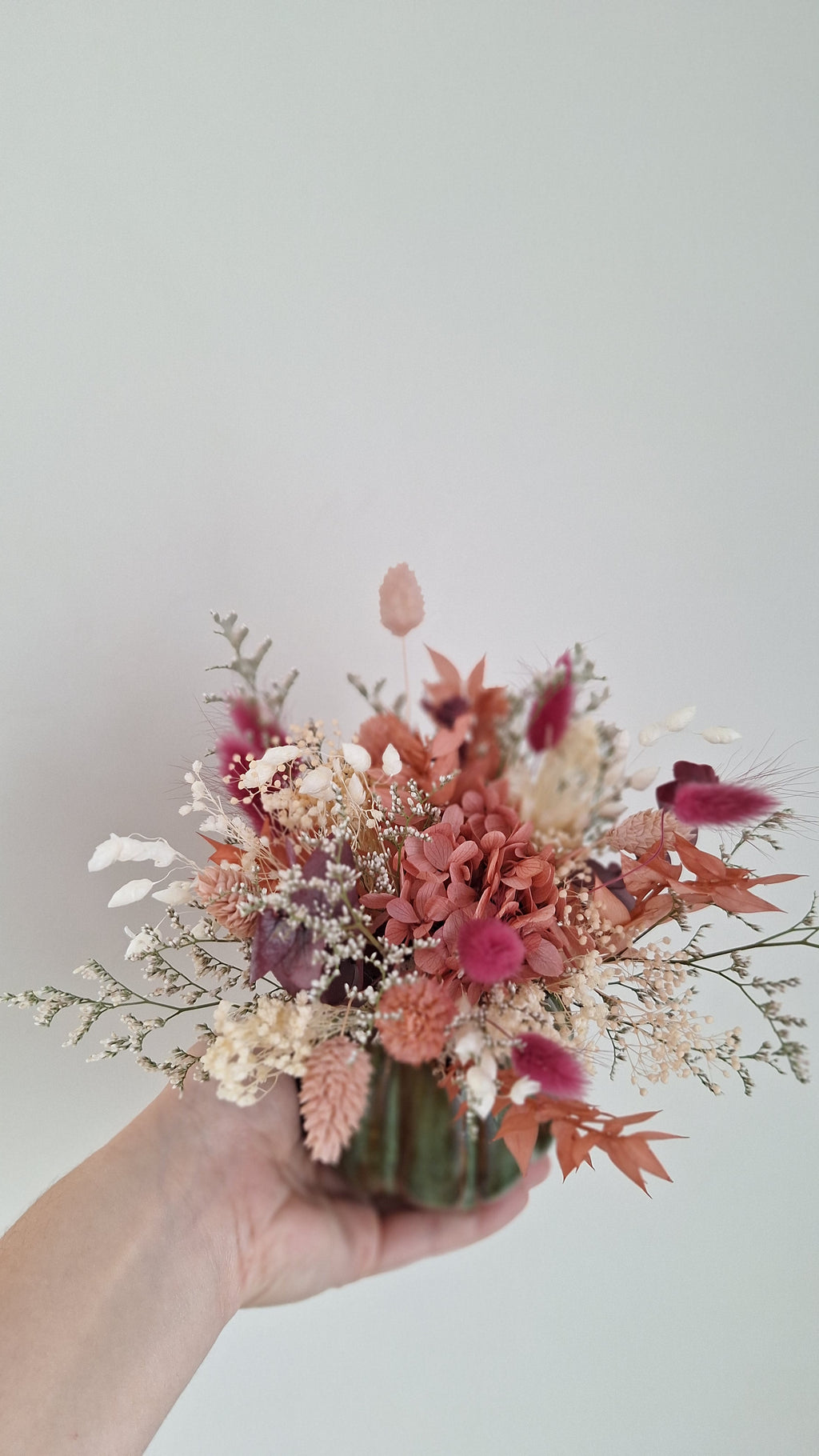 Composition en fleurs séchées et stabilisées rose et blanc dans pot céramique vert- idée cadeau fête des mères - livraison france - Le Perche