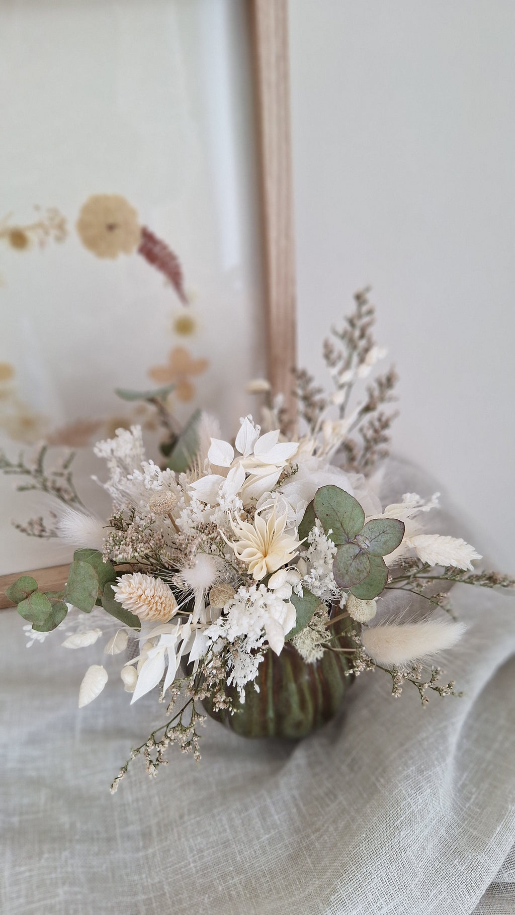 Composition en fleurs séchées et stabilisées blanc et vert olive - idée cadeau fête des mères - livraison france - Le Perche