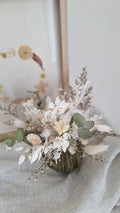 Composition en fleurs séchées et stabilisées blanc et vert olive - idée cadeau fête des mères - livraison france - Le Perche