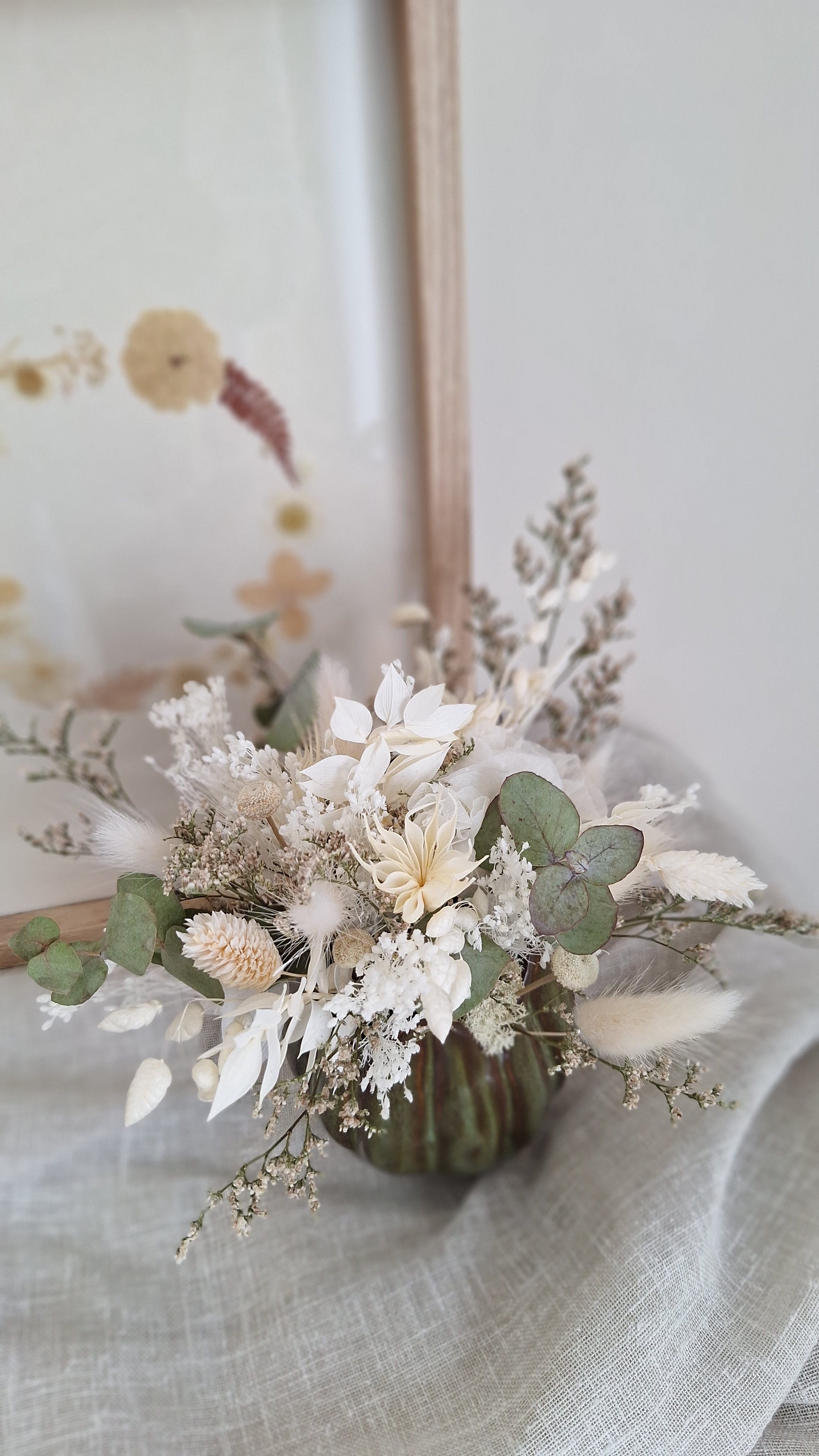 Composition en fleurs séchées et stabilisées blanc et vert olive - idée cadeau fête des mères - livraison france - Le Perche