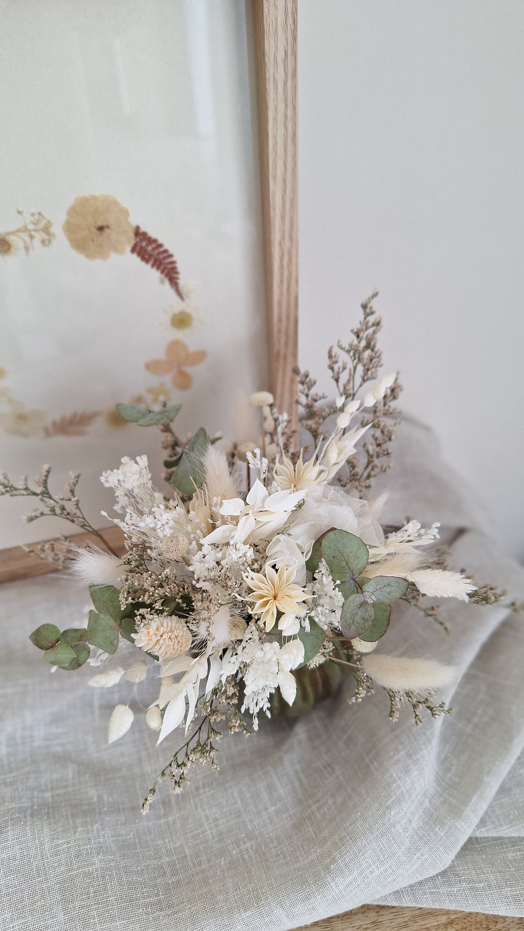 Composition en fleurs séchées et stabilisées blanc et vert olive - idée cadeau fête des mères - livraison france - Le Perche