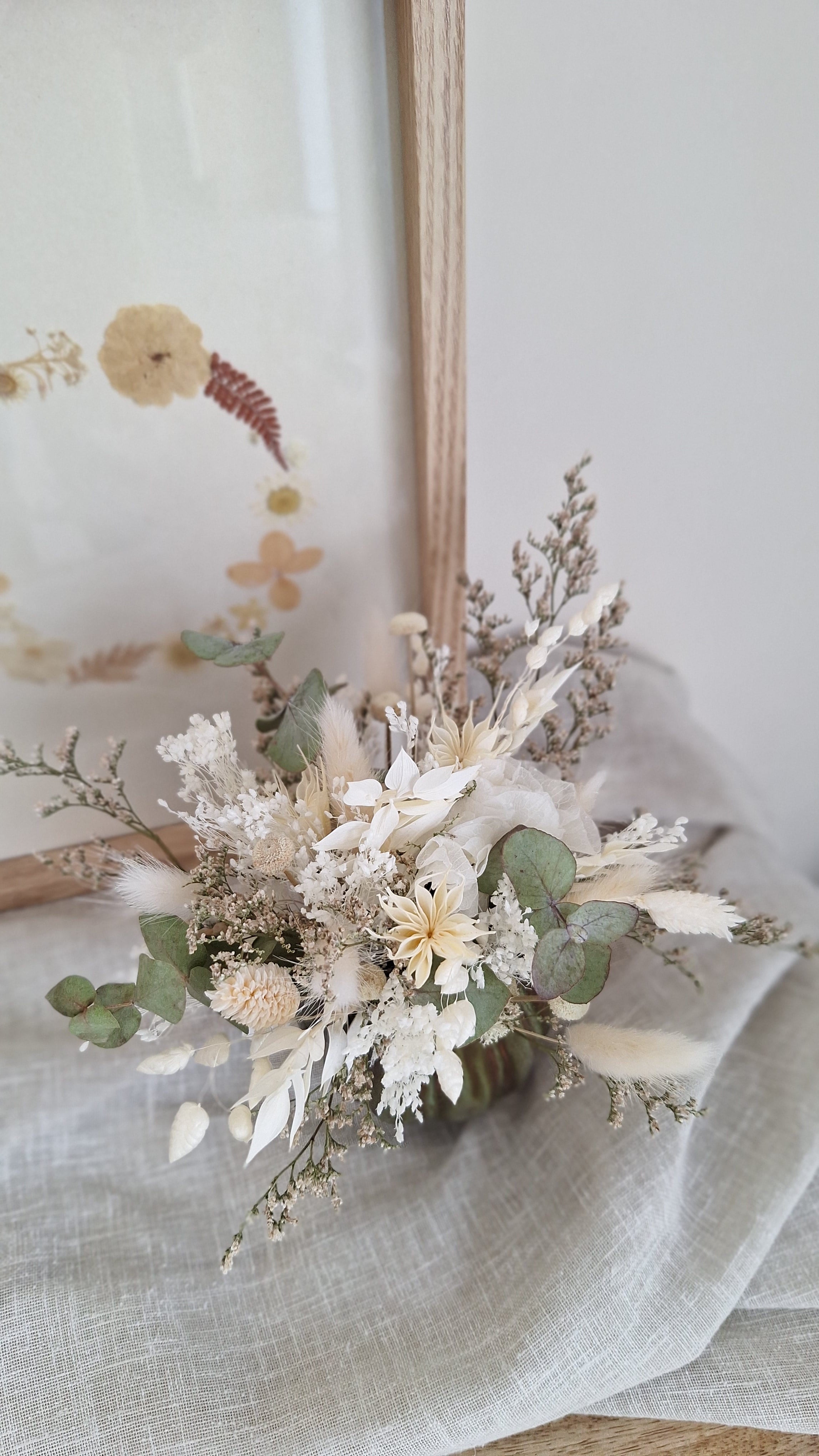 Composition en fleurs séchées et stabilisées blanc et vert olive - idée cadeau fête des mères - livraison france - Le Perche