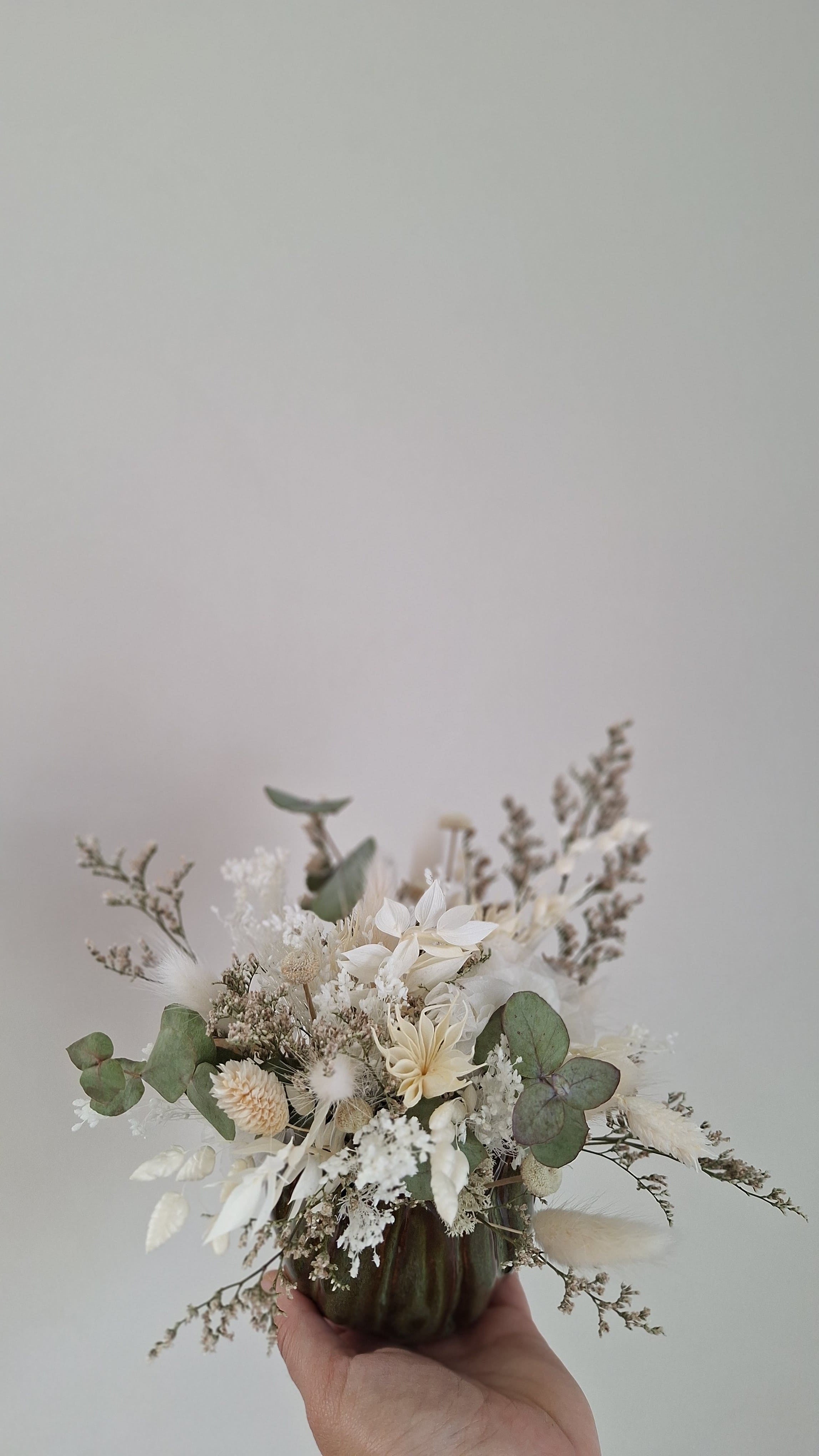 Composition en fleurs séchées et stabilisées blanc et vert olive - idée cadeau fête des mères - livraison france - Le Perche