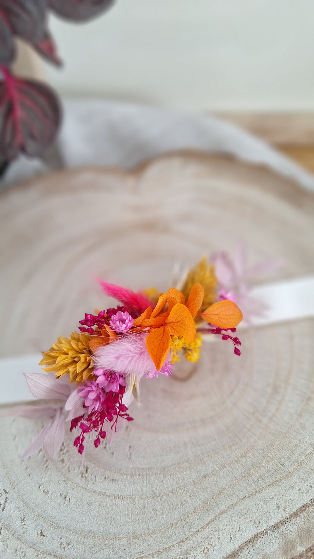Bracelet coloré orange, rose, lilas, jaune sur ruban satin pour mariage - livraison france - fleuriste normandie - fleuriste le perche mariage - eure et loire - orne - sarthe 