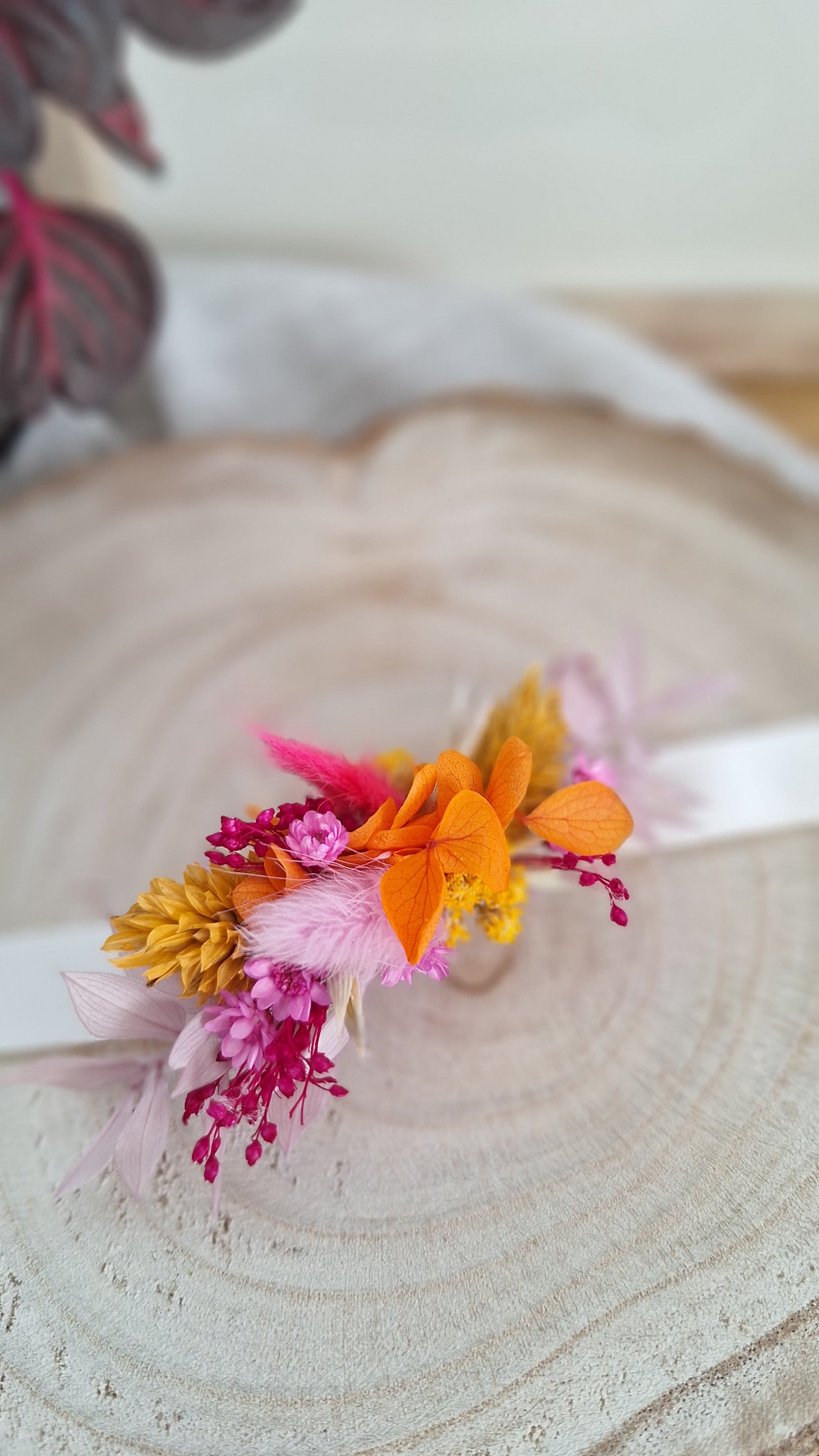 Bracelet coloré orange, rose, lilas, jaune sur ruban satin pour mariage - livraison france - fleuriste normandie - fleuriste le perche mariage - eure et loire - orne - sarthe 