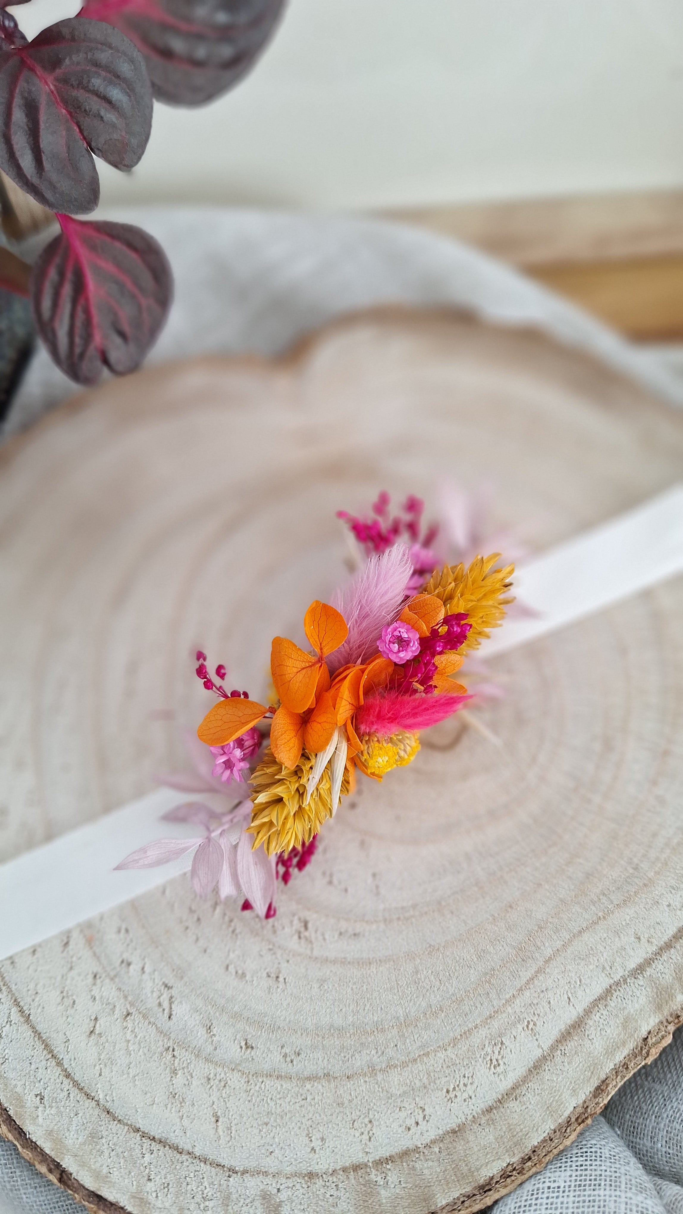 Bracelet coloré orange, rose, lilas, jaune sur ruban satin pour mariage - livraison france - fleuriste normandie - fleuriste le perche mariage - eure et loire - orne - sarthe 
