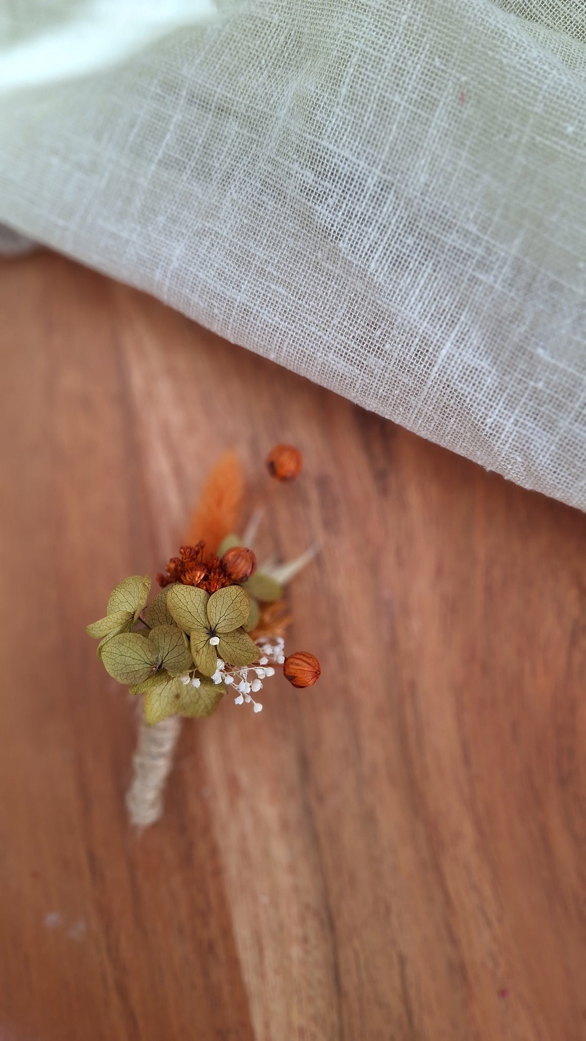 Boutonnière en fleurs séchées - Noisette