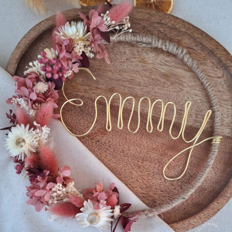 Couronne personnalisée avec le prénom en fil doré, entouré de fleurs séchées colorées. 