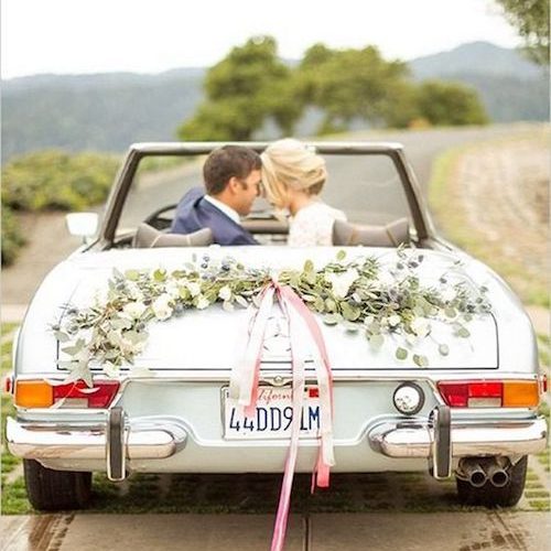 Femme avec des cheveux bruns portant une couronne de fleurs colorées.