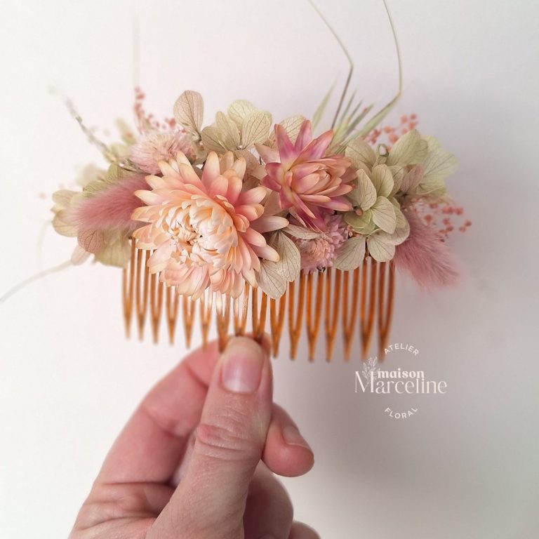 Femme aux cheveux relevés ornés de fleurs et de plumes, avec des boucles d'oreilles décoratives.