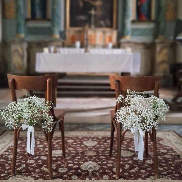 Quatre pinces à cheveux en métal avec des fleurs roses décoratives.