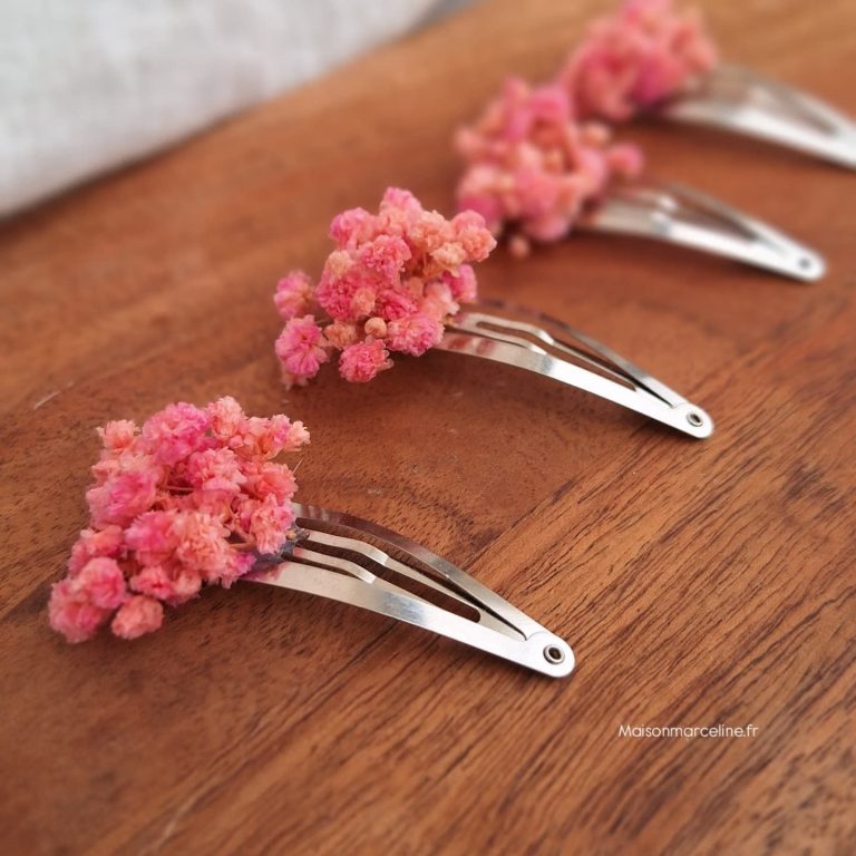 Quatre pinces à cheveux en métal avec des fleurs roses décoratives.