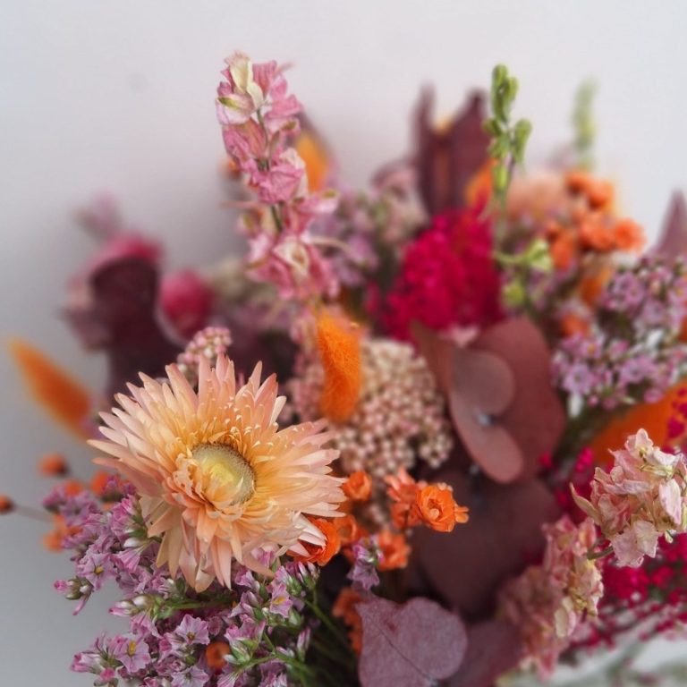 Couronne de fleurs séchées aux teintes pastel, ornée de détails botaniques - Livraison de fleurs séchées